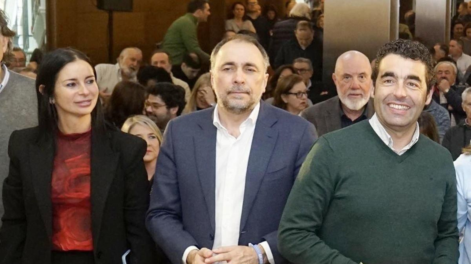 García Comesaña, en el centro, con Patricia García y Luis López, en un acto del PP.