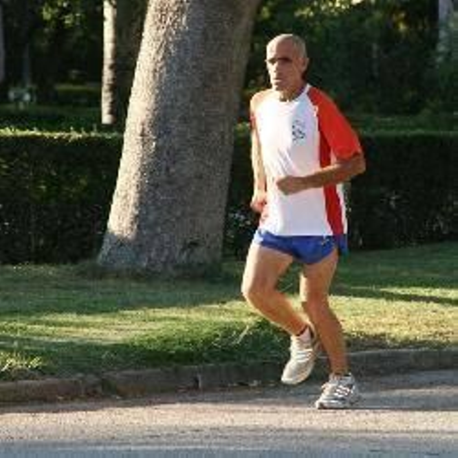 Un hombre practica 'footing'.