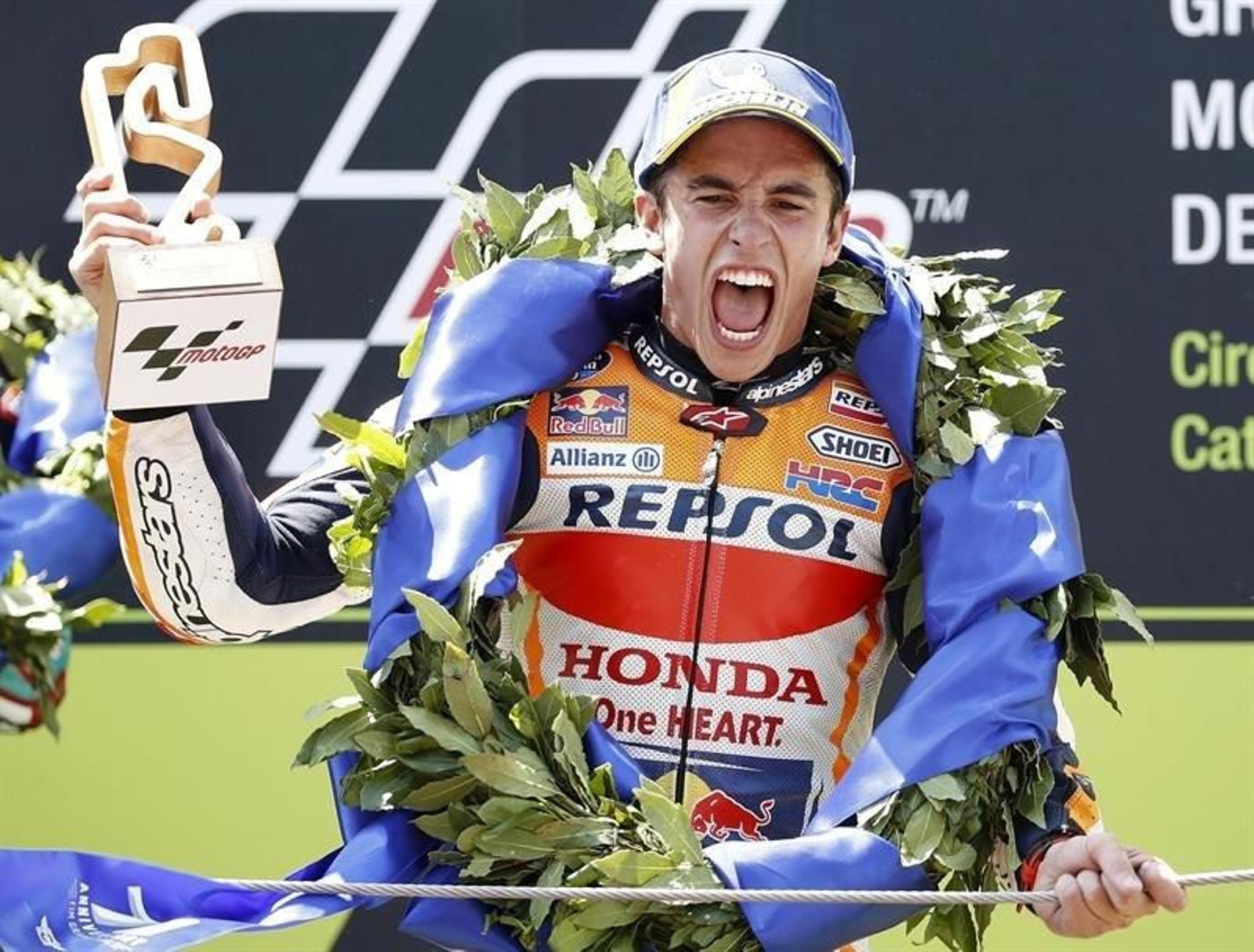 El piloto español de MotoGP,Marc Márquez, del equipo Repsol Honda, celebra en el podio su victoria en la carrera