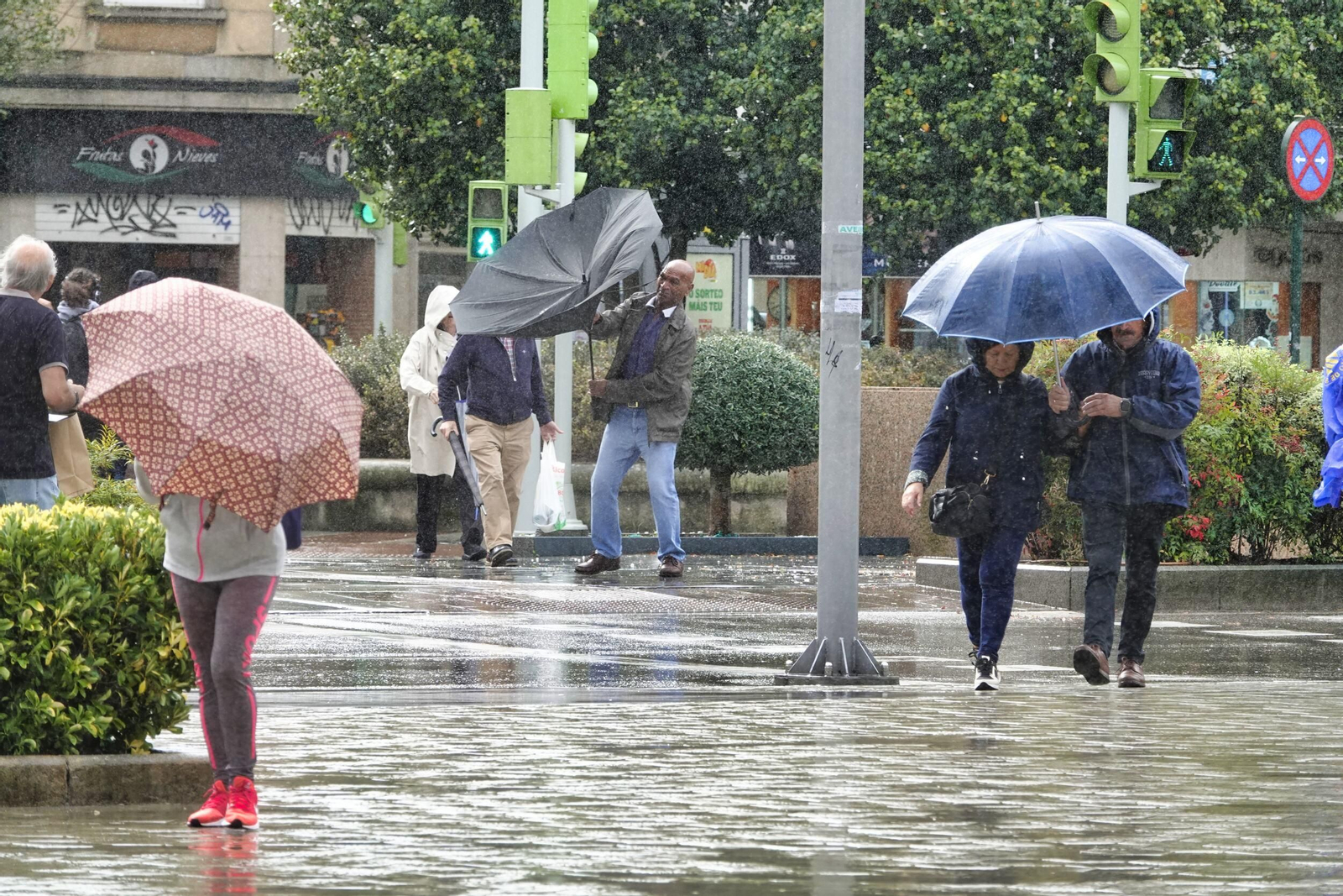 Los paraguas se rebelan en Vigo frente al viento.