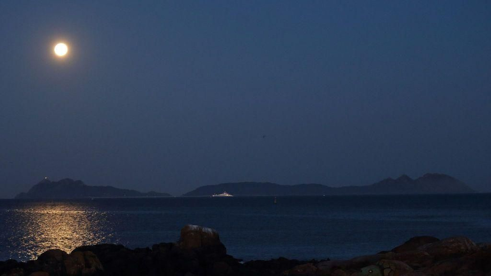 La luna ilumina la ría de Vigo // Alberte