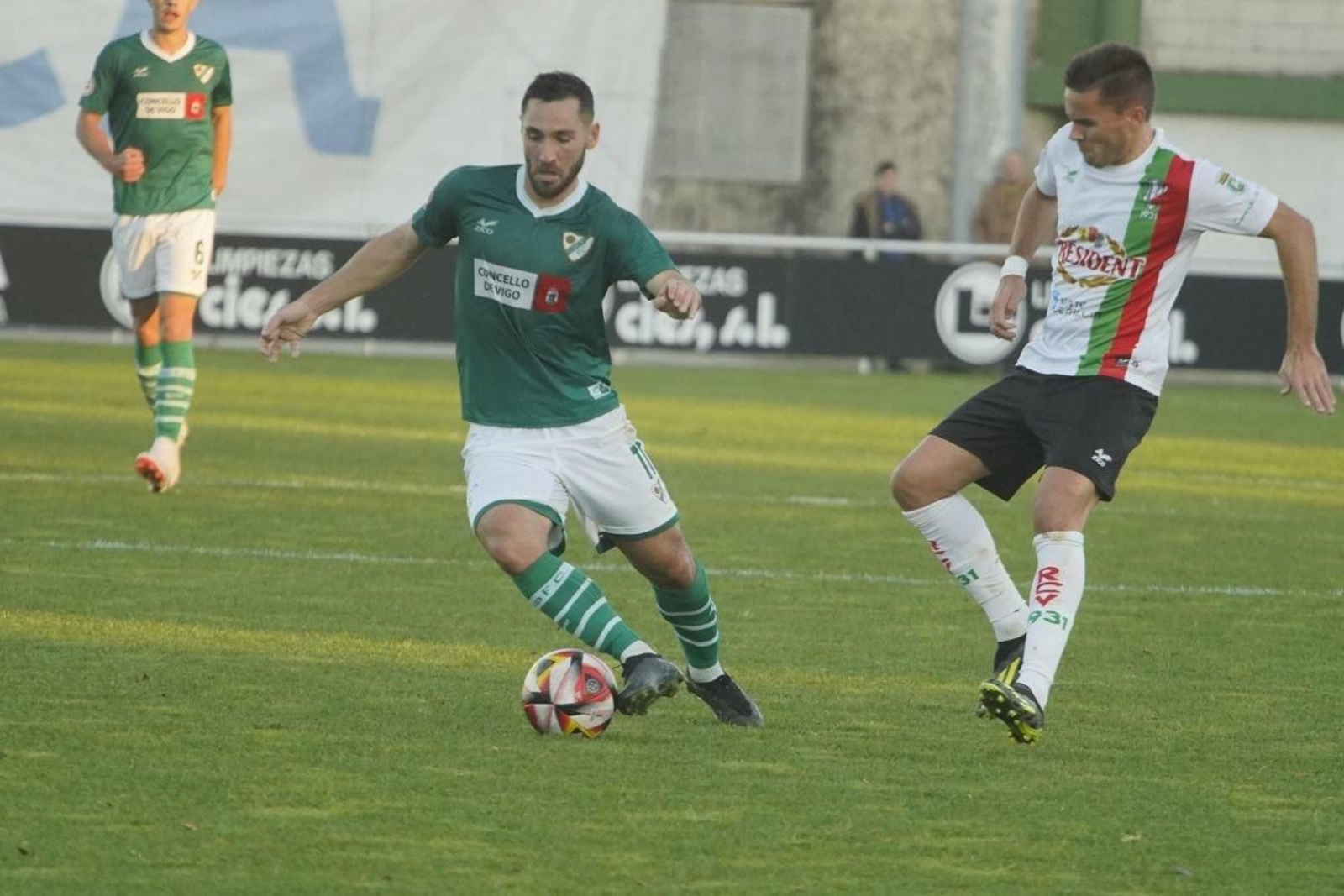 David Añón conduce el balón en el partido de la primera vuelta entre Coruxo y Racing Villalbés.