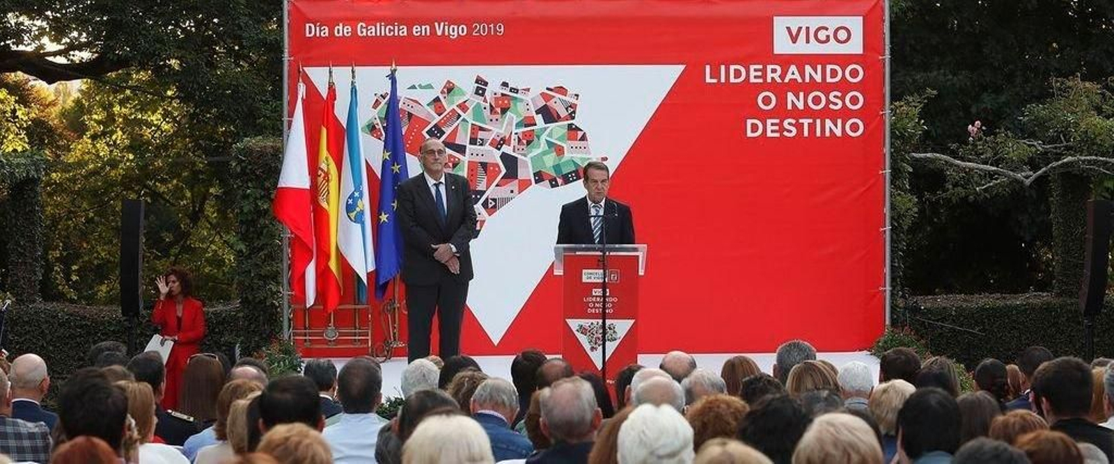 O alcalde, Abel Caballero, durante o seu discurso do Día de Galicia, acompañado do reitor, Manuel Reigosa, onte nos xardins de Castrelos.
