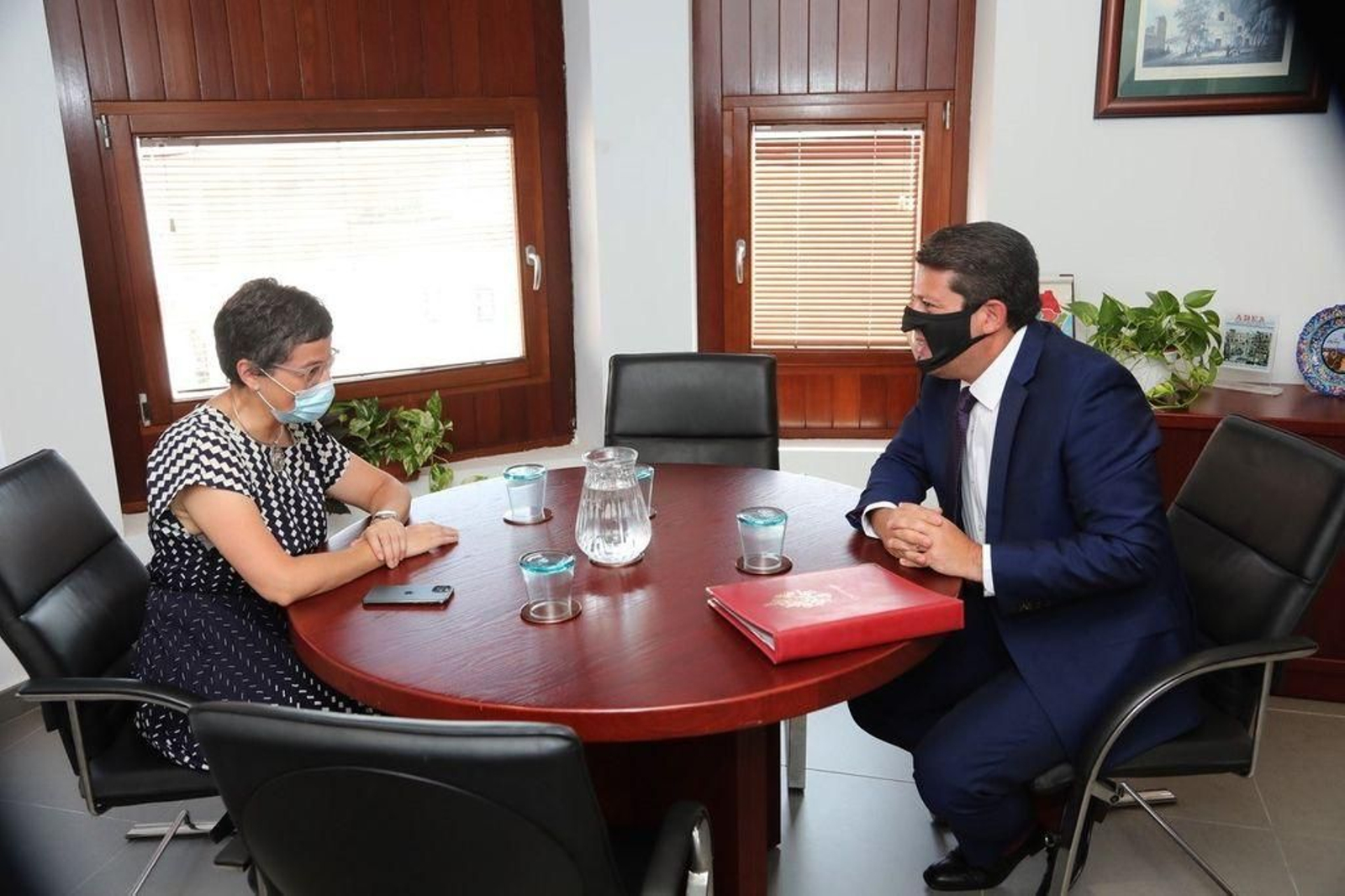 La ministra española de Exteriores, Arancha González Laya, durante su reunión con Fabián Picardo en Algeciras.