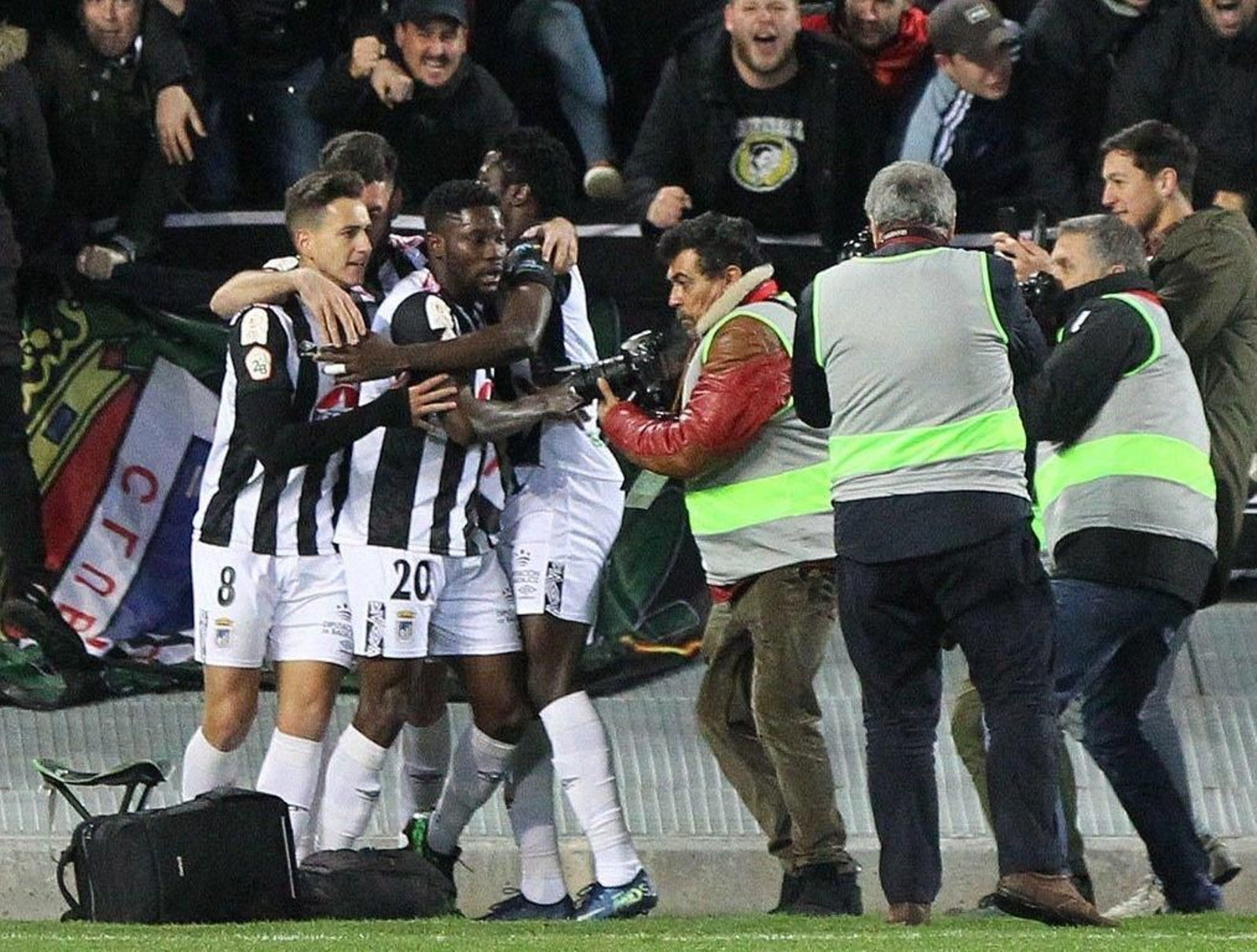 Jugadores del Badajoz celebran uno de sus goles ante el Eibar, al que eliminaron ayer.