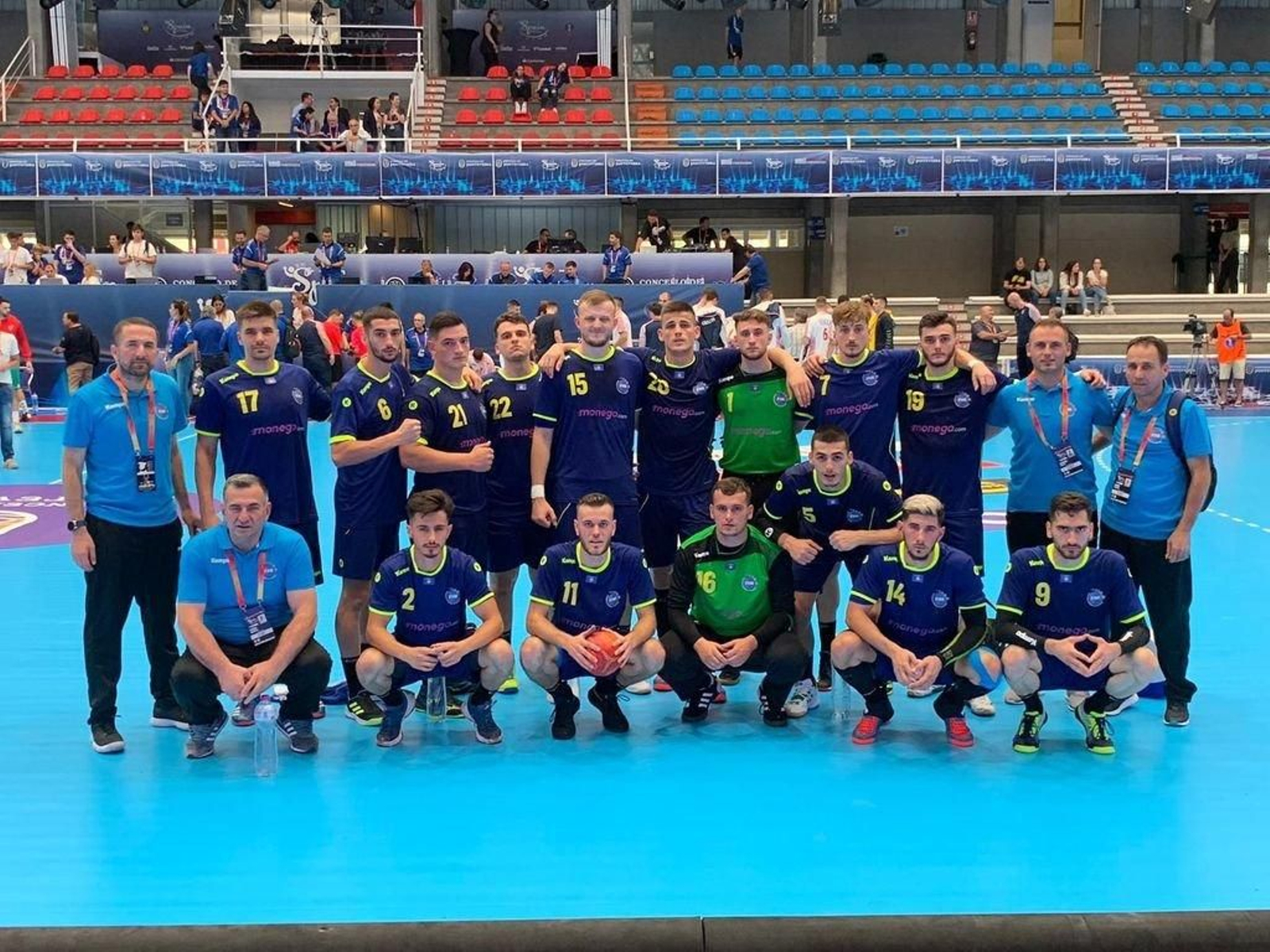La selección júnior de Kosovo posa tras uno de los partidos que jugaron en Pontevedra.