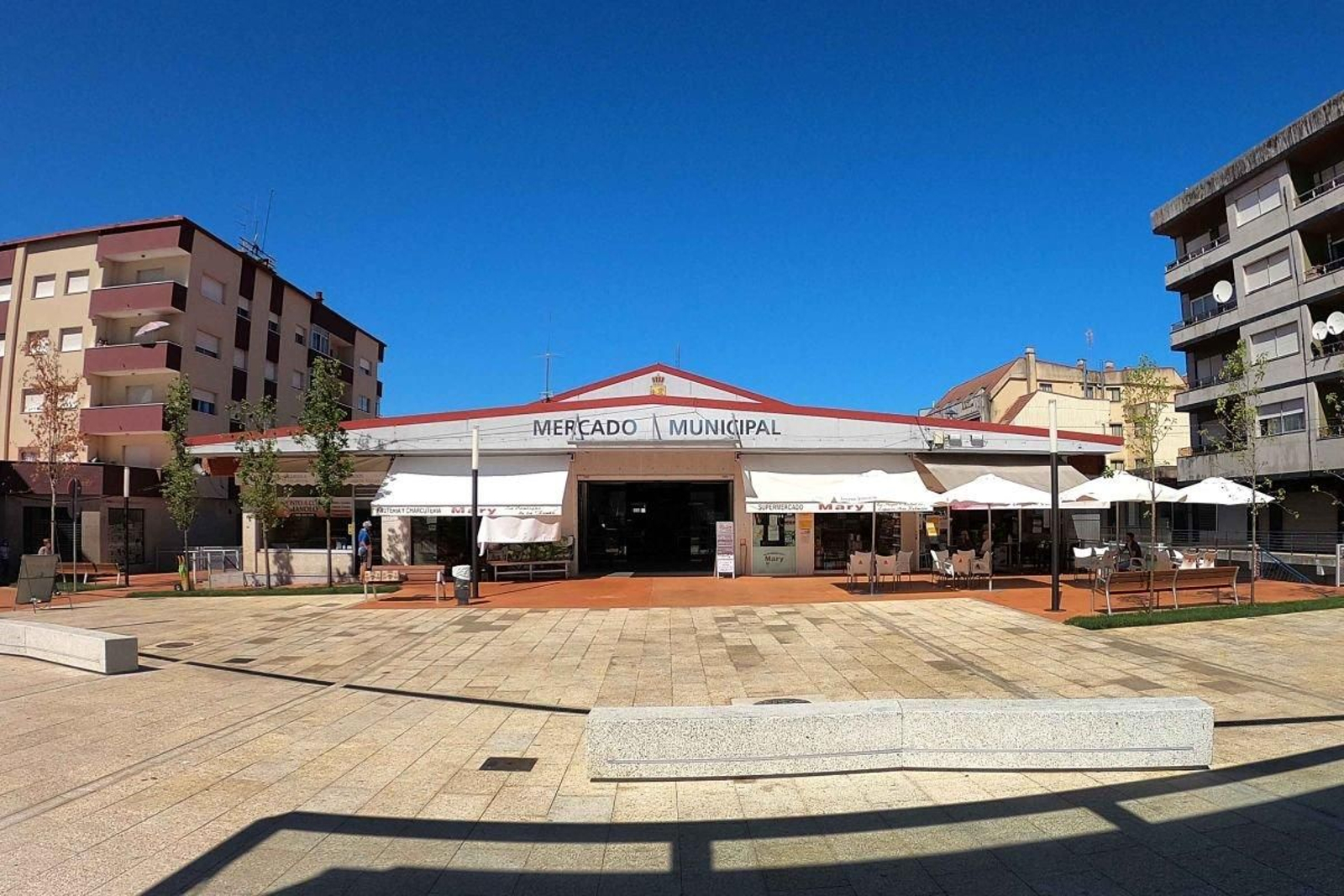 El edificio que alberga el Mercado, frente al Auditorio, se reconvertirá en la nueva Biblioteca municipal.