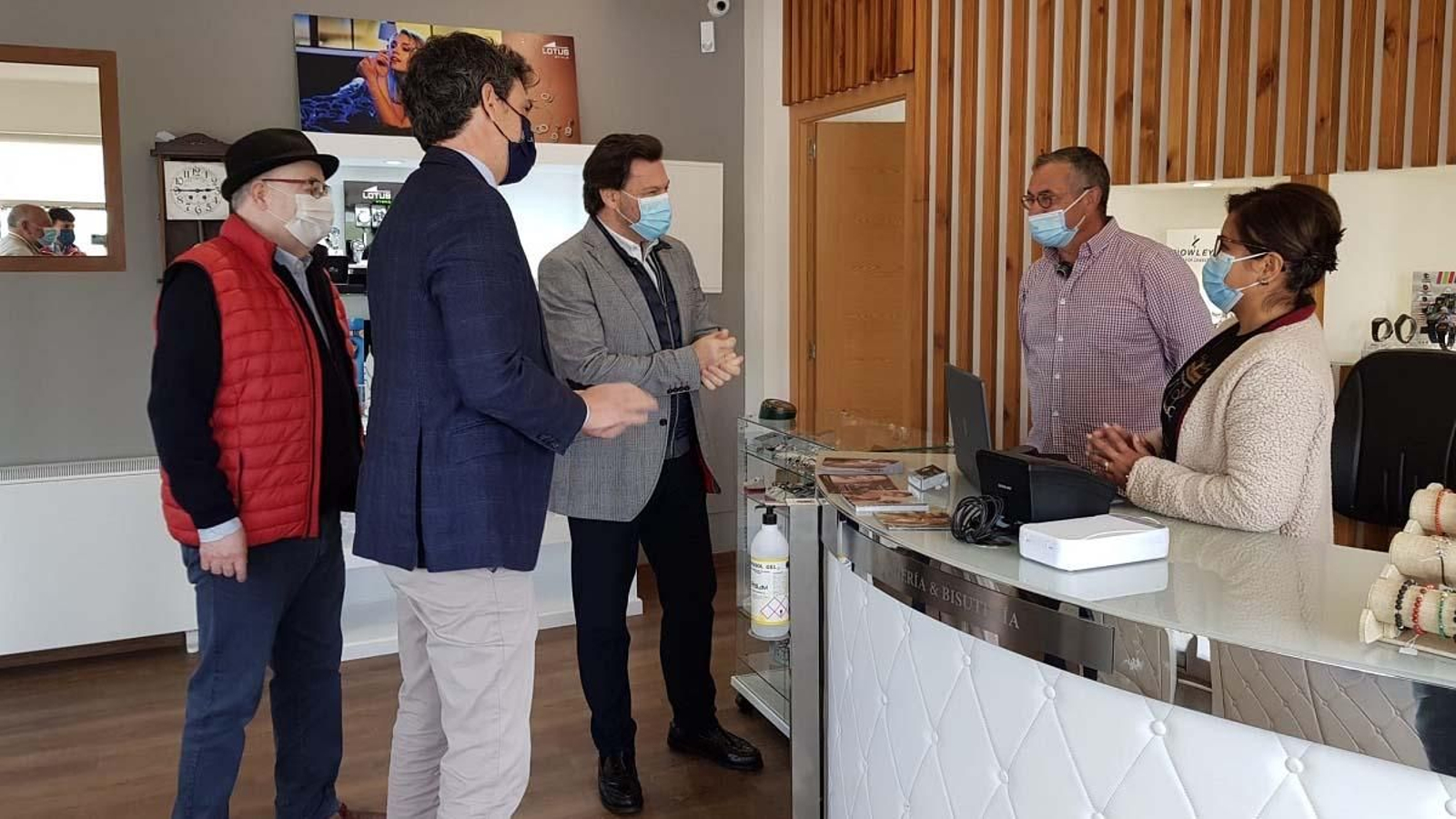 Imagen de la visita a uno de los negocios puestos en marcha con el apoyo de las Ayudas al Retorno Emprendedor de la SXE