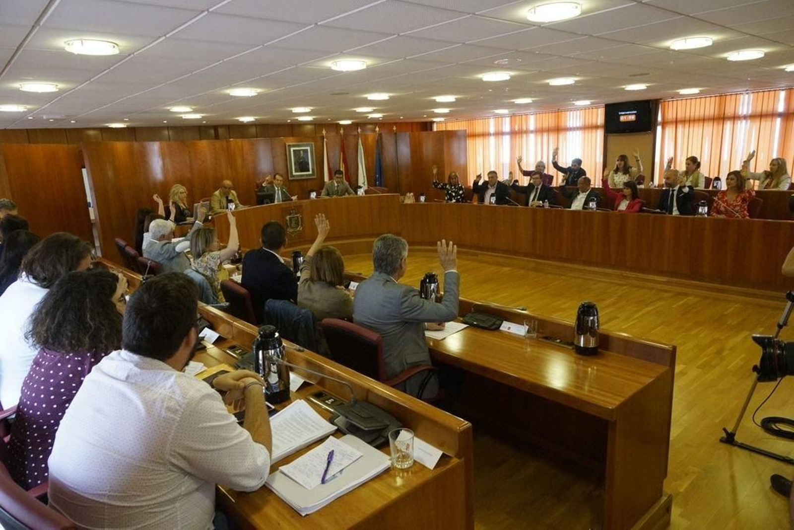 Con los votos de diecinueve concejales y el alcalde, todas las propuestas socialistas se aprobaron por mayoría.