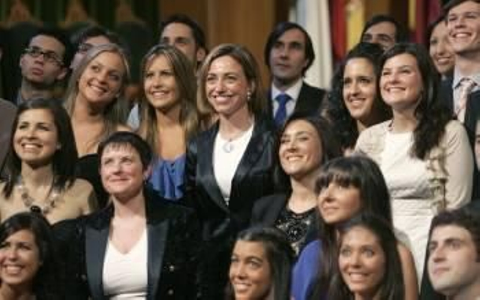 La ministra de Defensa, Carme Chacón (c), interviene como madrina de la promoción de graduados en Ciencias Políticas y de Administración de la Universidad Compostelana en un acto celebrado hoy en Santiago de Compostela. EFE