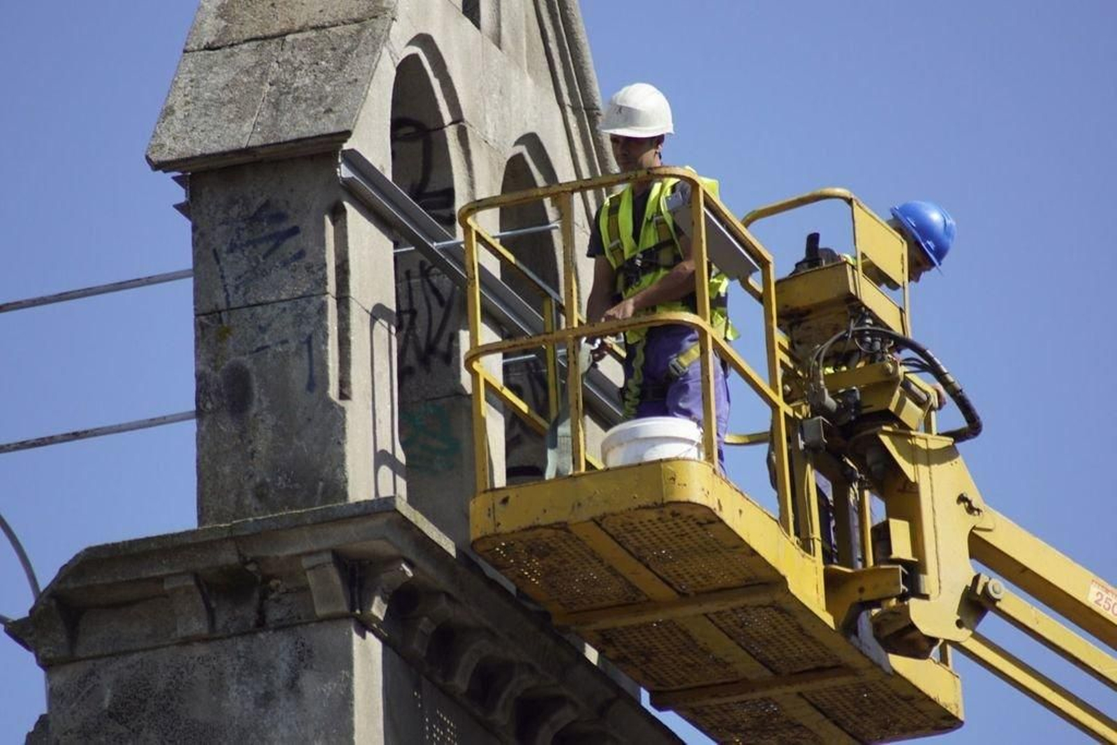 Los operarios, durante el proceso de desmontaje.