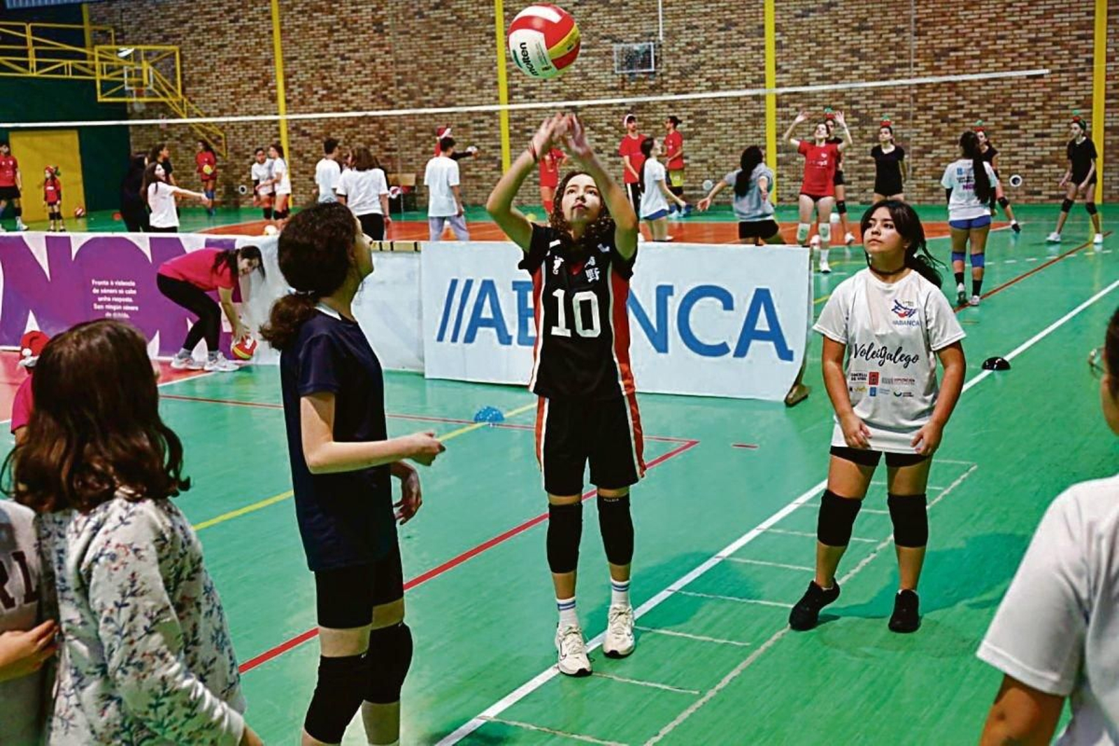 Una joven jugadora del Xuvenil de Teis viste la camiseta de Hinata Shoyo, protagonista de 'Haikyu'.