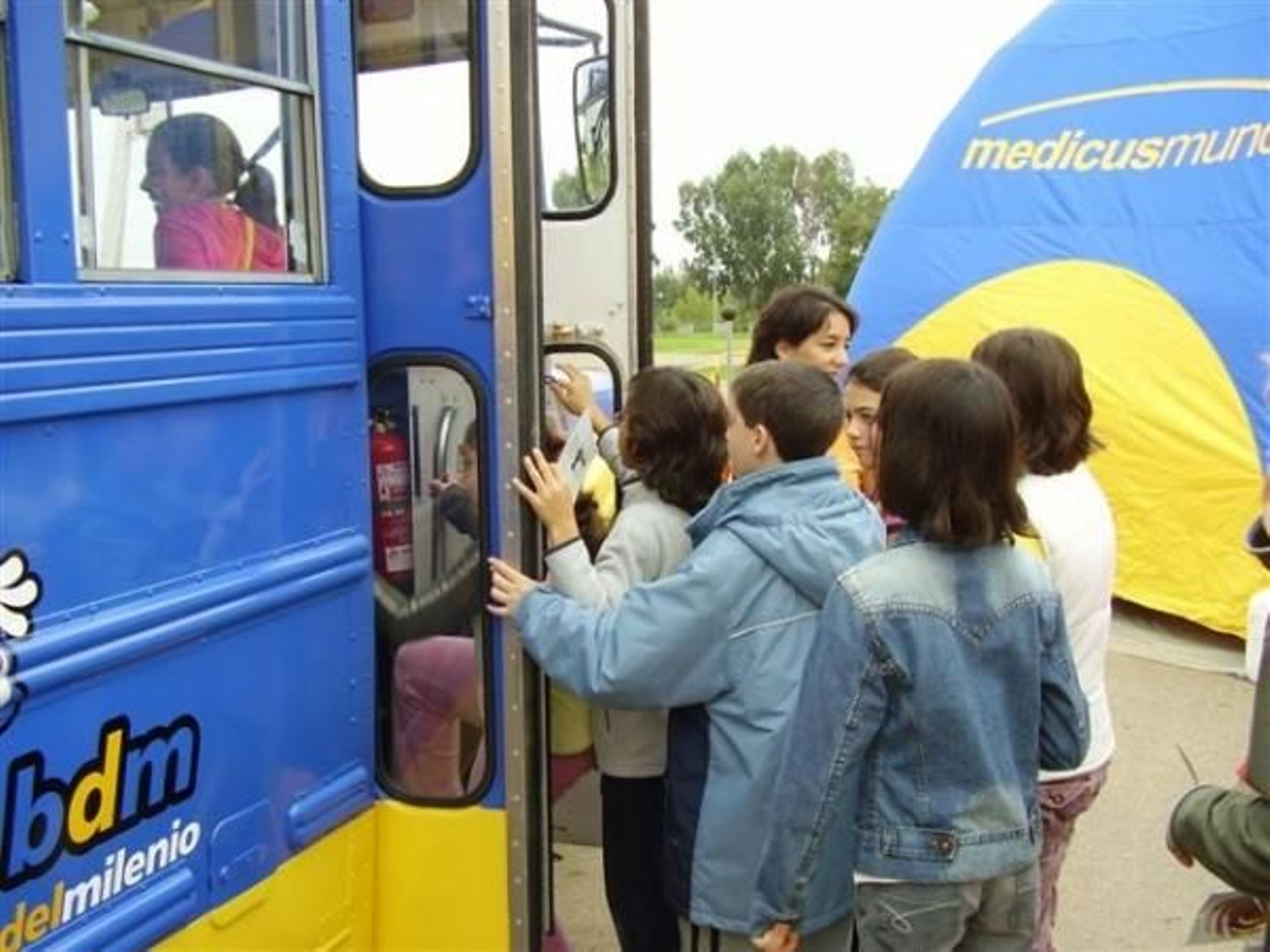 Escolares suben al Bus del Milenio de Médicos Mundi.