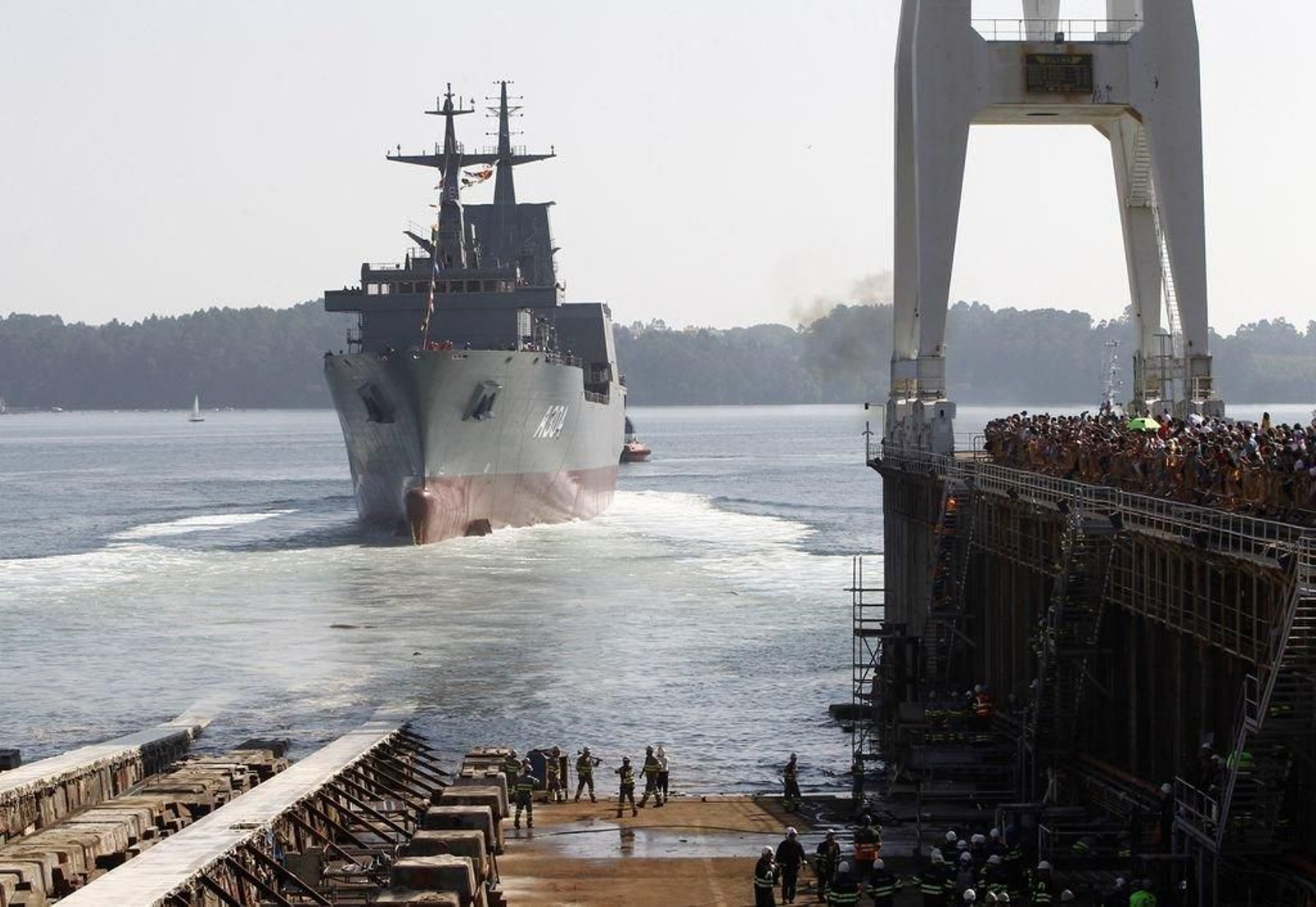 El Nuship Stalwart, en aguas de la ría de Ferrol tras su botadura.