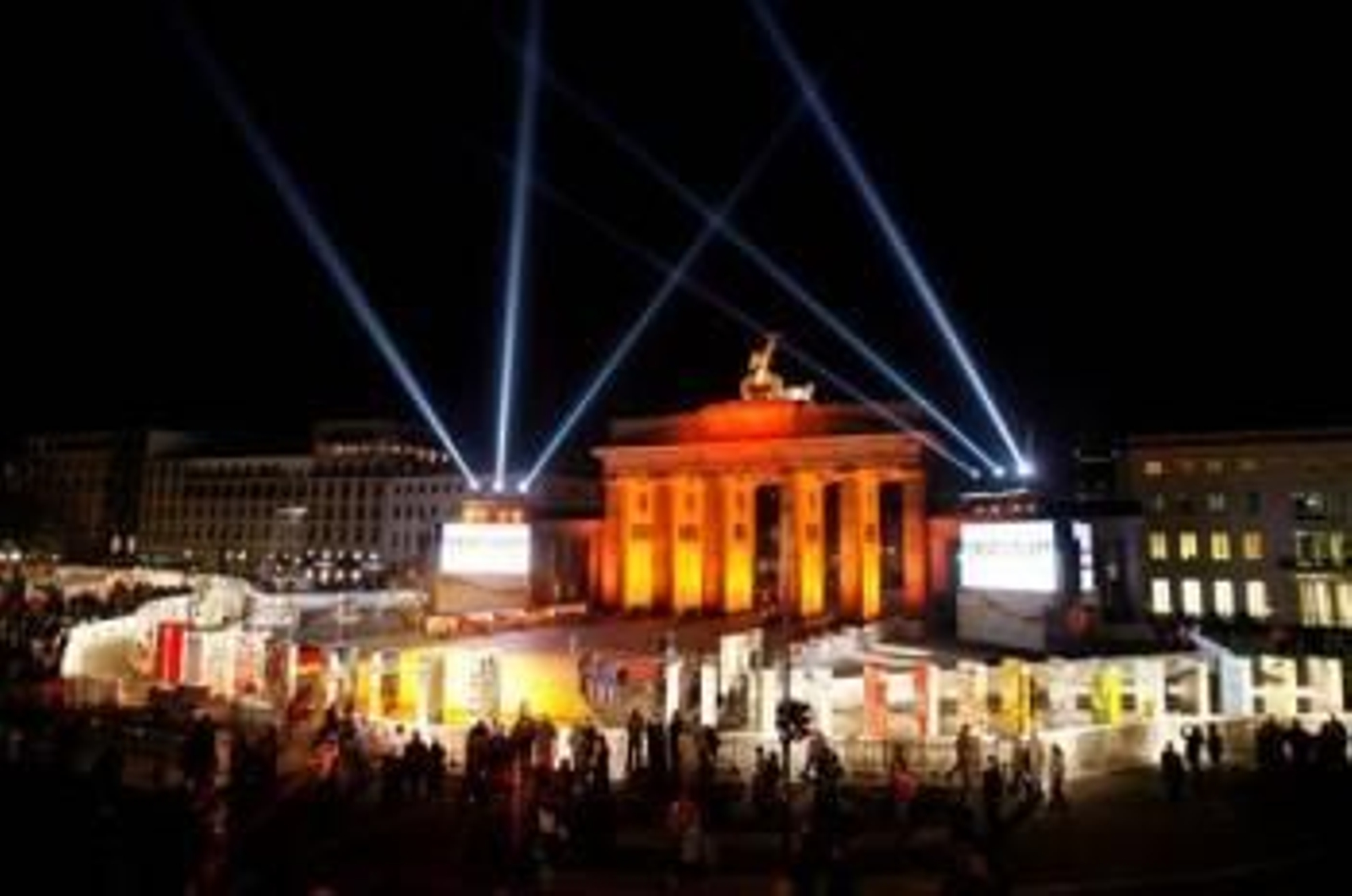 Varias piezas gigantes de dominó decoradas, que simbolizan las secciones del Muro de Berlín, durante un ensayo de luces en la Puerta de Brandemburgo, en Berlín.