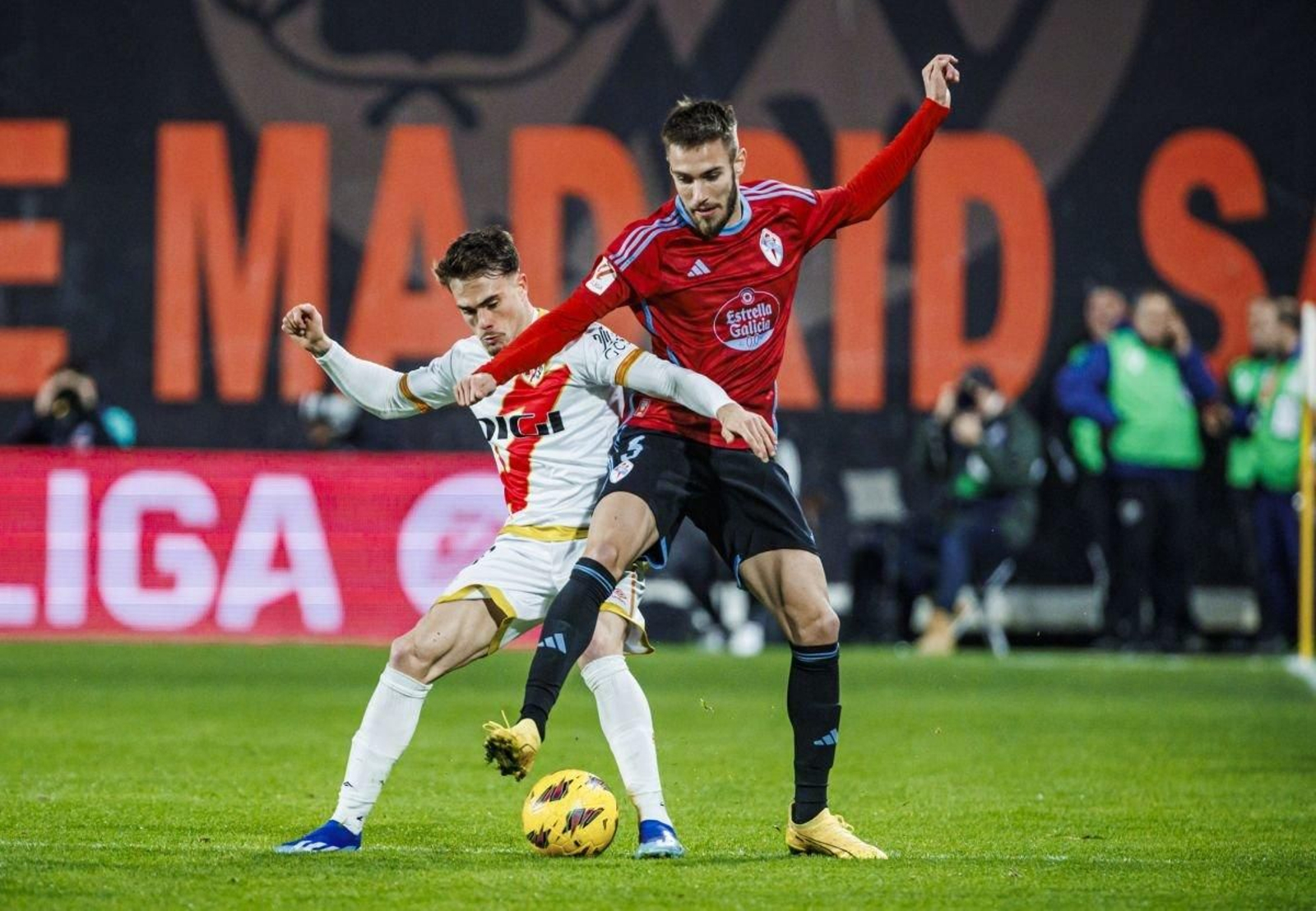 Mingueza, que fue titular y sustituido en el segundo acto, protege el balón ante un rival.