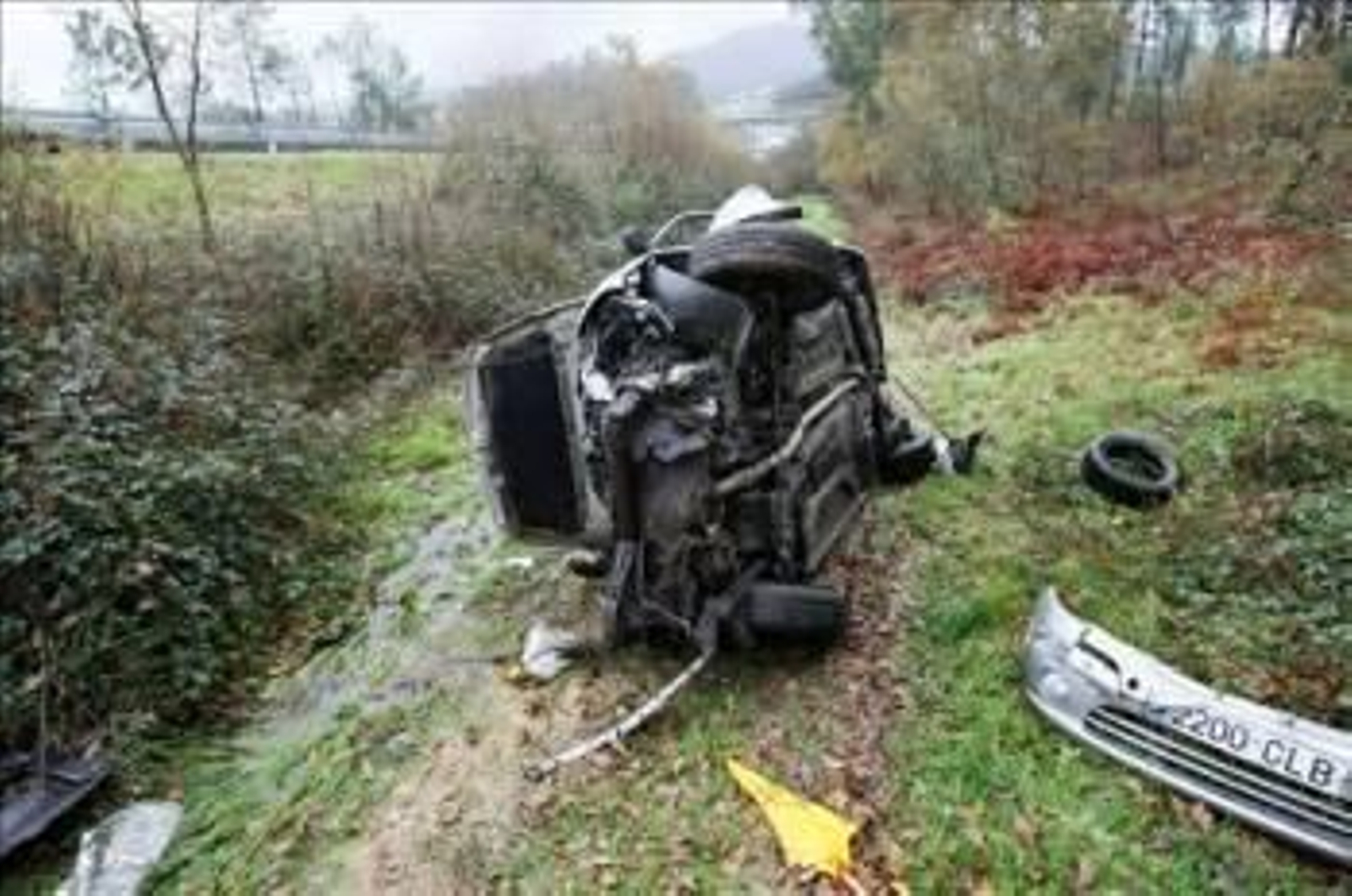 Estado en que quedó el vehículo tras precipitarse por un barranco en Valga. (Foto: Sxenick)