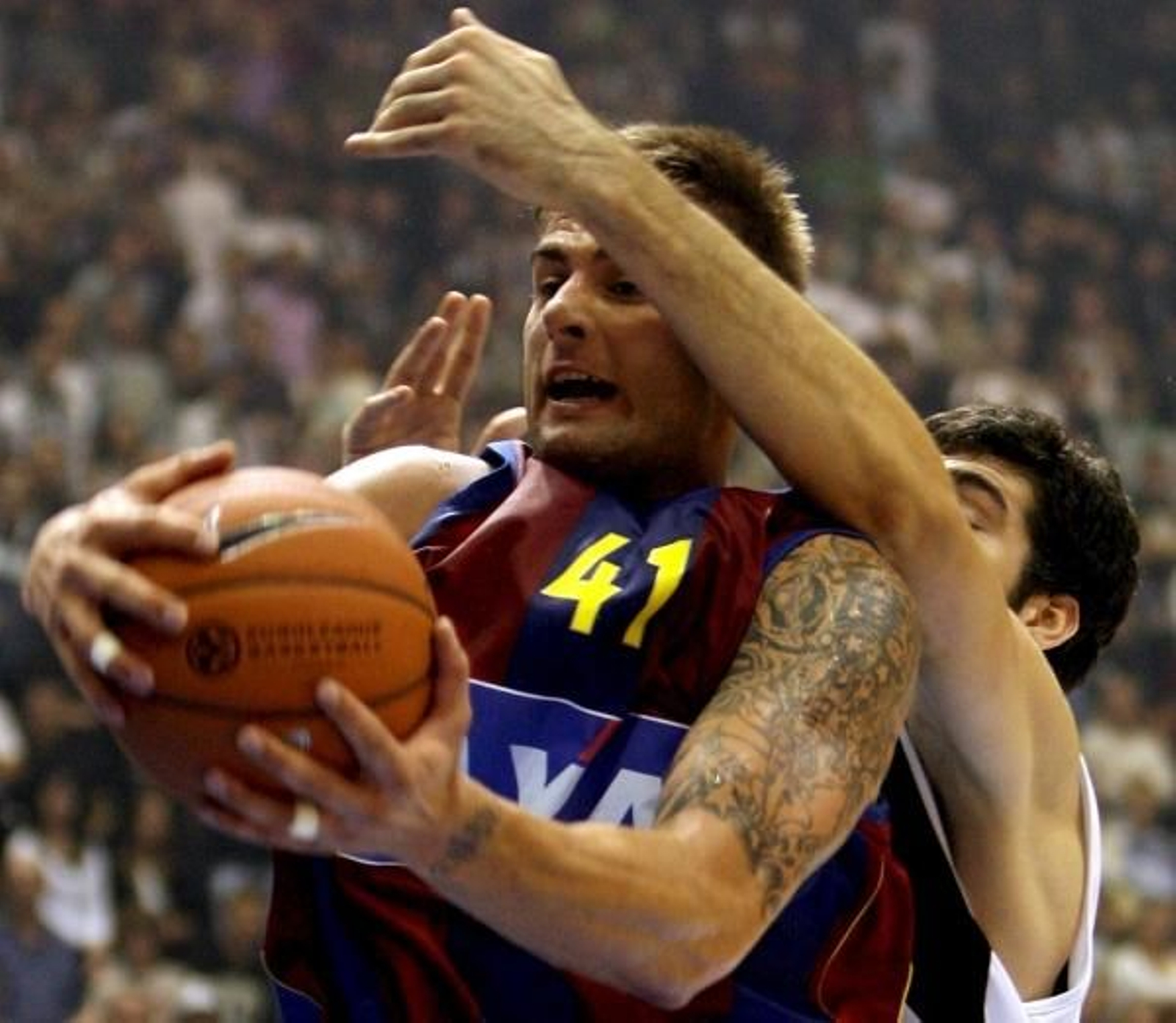 Mario Kasun, del Barcelona, lucha contra Stevan Vranes.