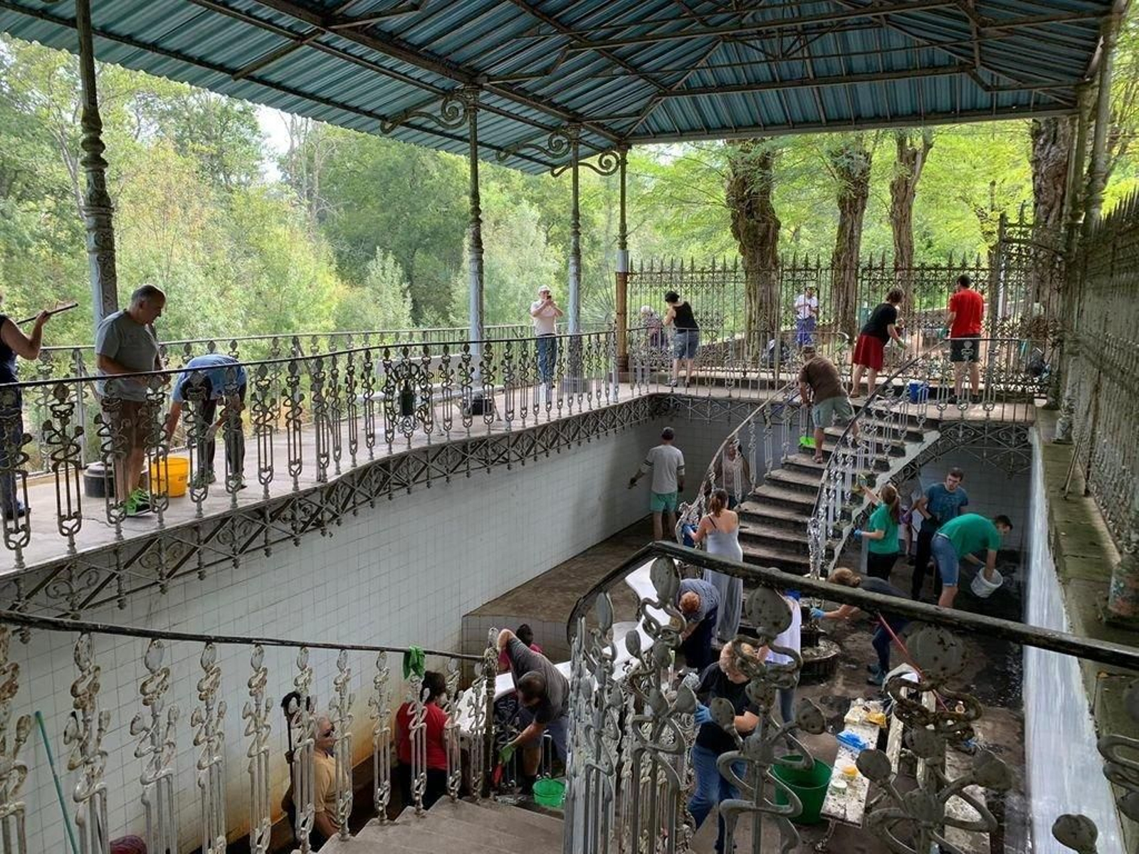 Acción vecinal de limpieza de la Fuente de Toncoso, llevada a cabo durante el mes de agosto.