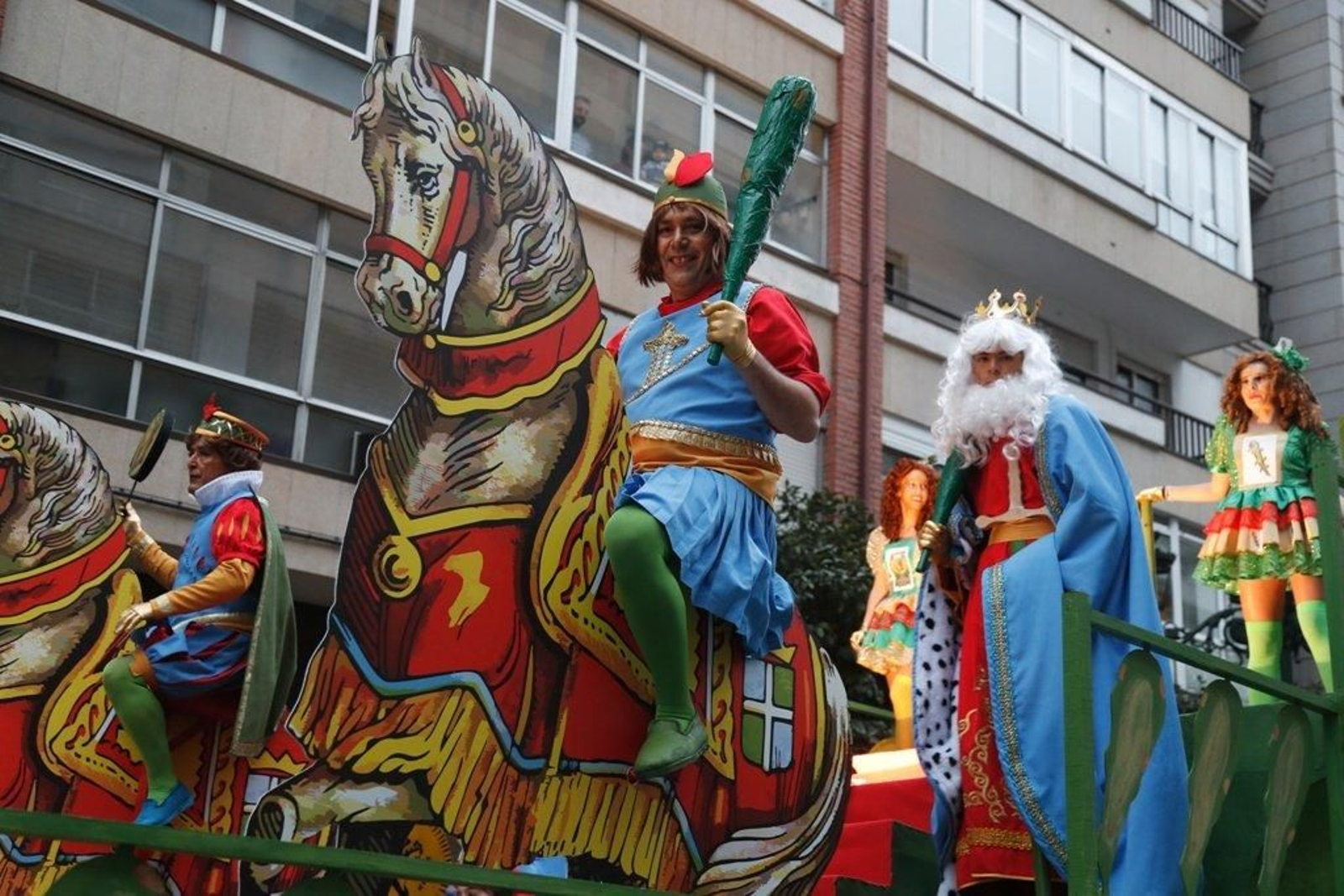Las comparsas calientan el Entroido en Vigo Foto JVLandín 06