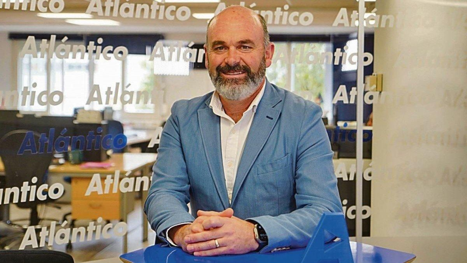 Miguel Caruncho en el set de Atlántico TV.