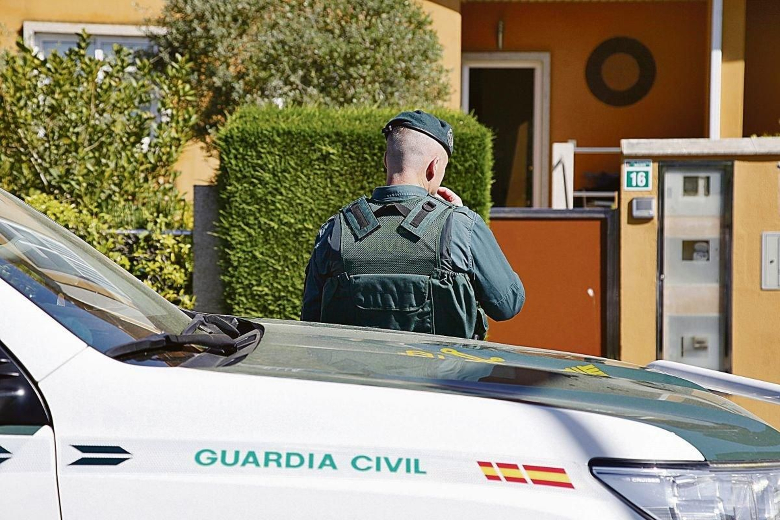 Momento de unos de los registros en la urbanización Monterrei de la operación Vodka.