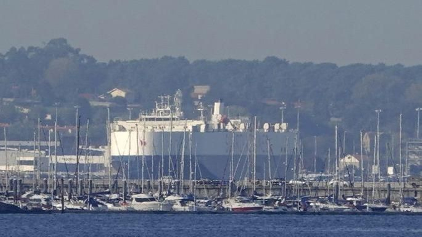 Un buque oceánico de carga y descarga de coches, ayer en la terminal de Bouzas.