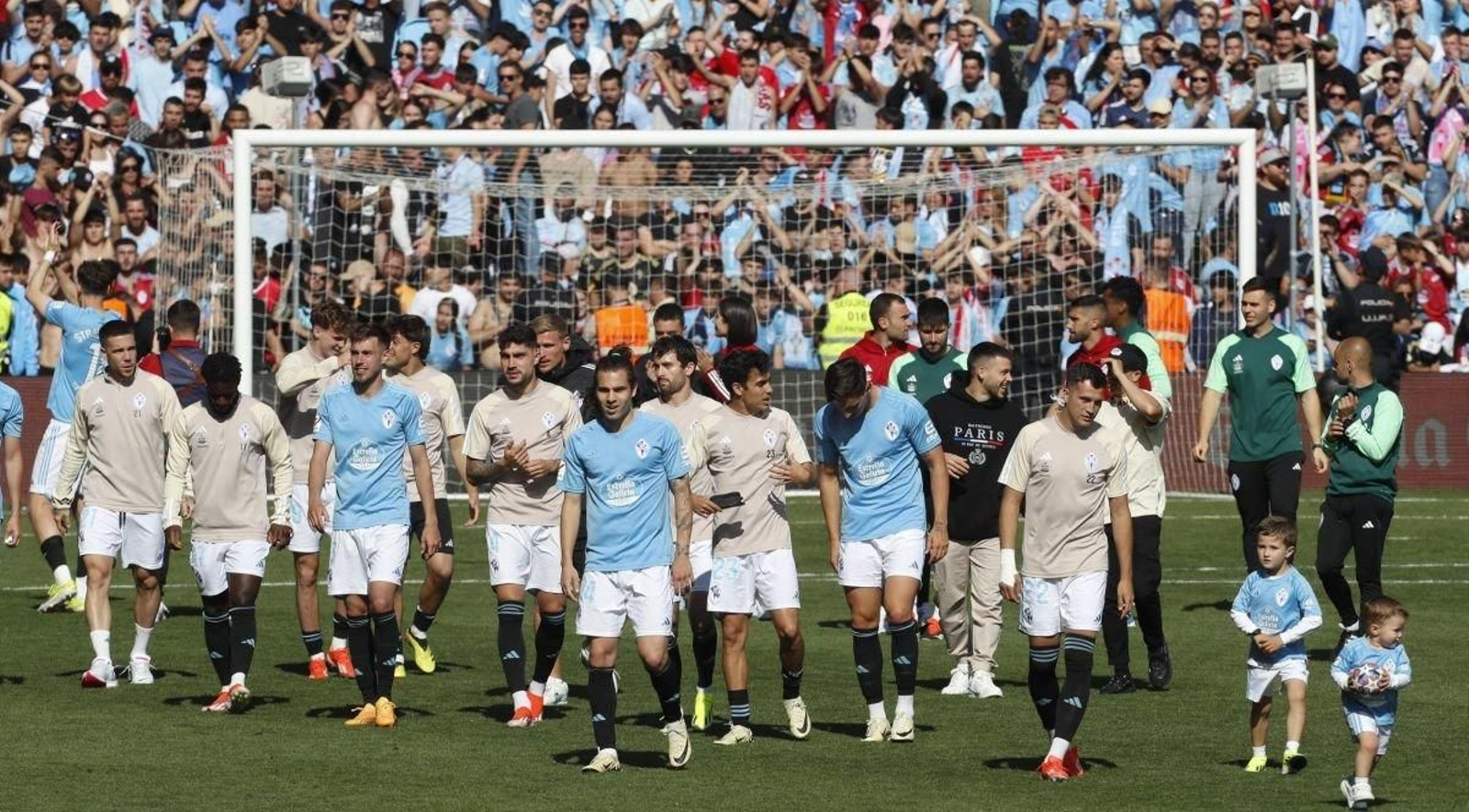 Los jugadores del Celta se disponen a abandonar el campo tras saludar a la afición al final del partido.