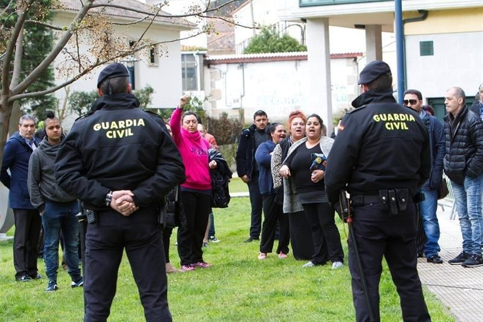 Miembros de la comunidad gitana, durante la concentración que han mantenido ante las puertas del juzgado