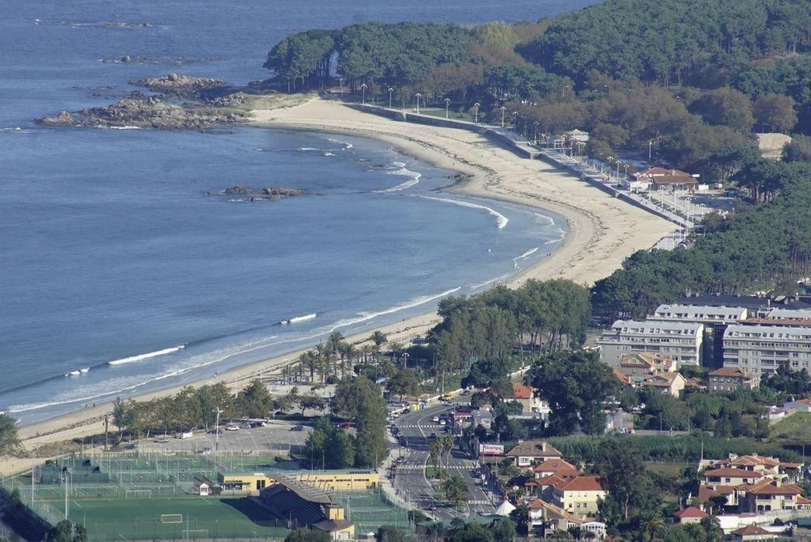 La belleza de la playa de Samil en invierno y sin bañistas