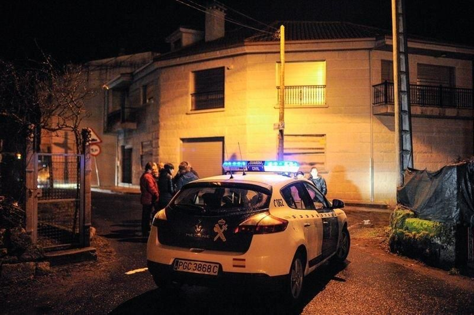 La Guardia Civil en la calle de O Carballiño donde vivían el hombre y la mujer.