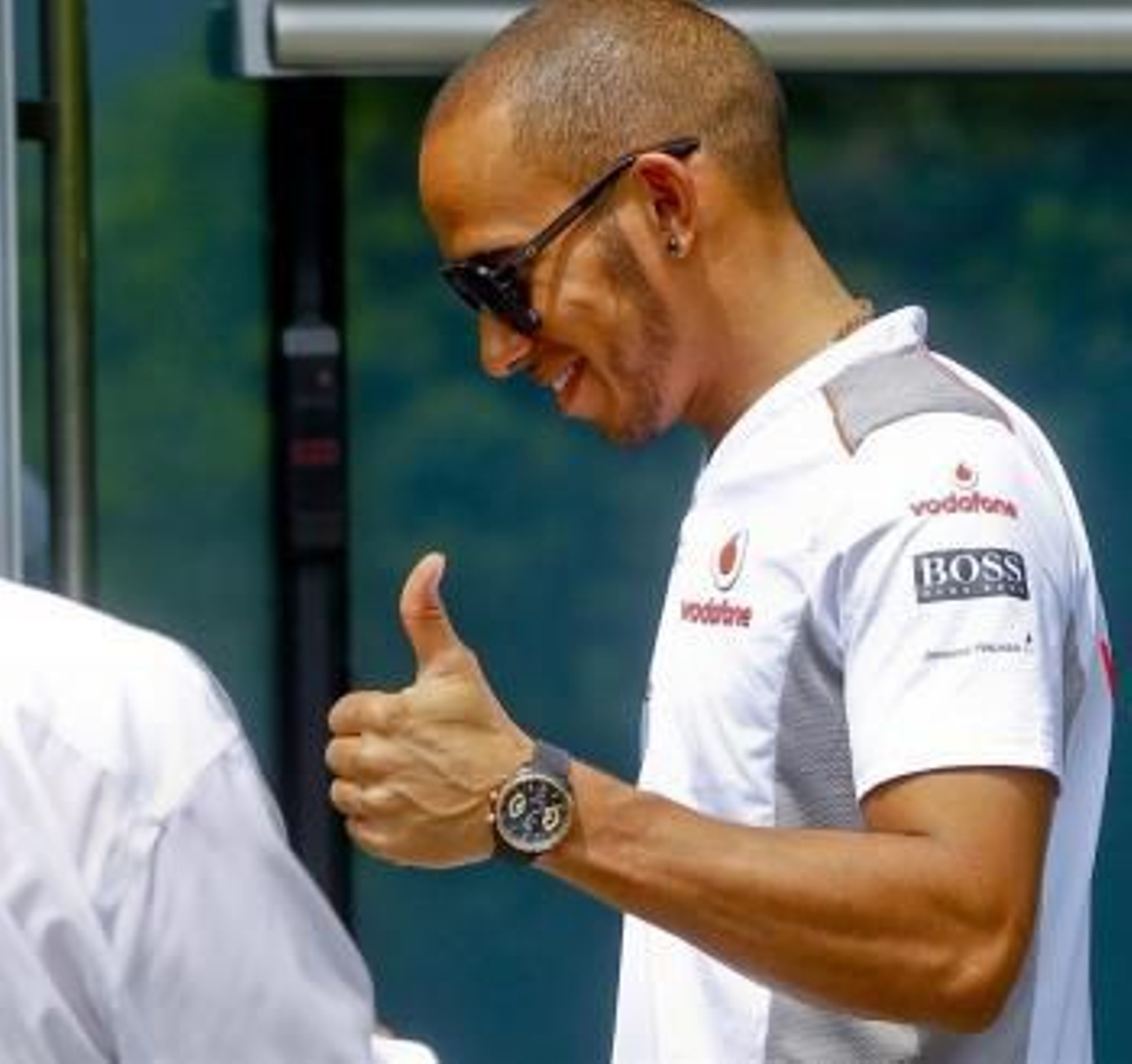 El piloto británico Lewis Hamilton sonríe en la calle de garajes ('paddock') del circuito de Shanghái