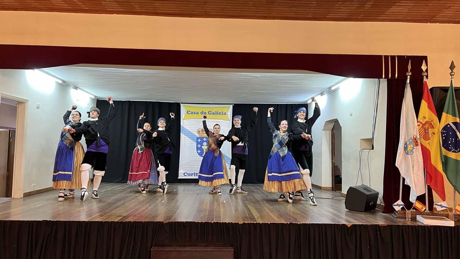 También actuó el Grupo Raza Aragonesa, de la Asociación de los Amigos de Aragón, bajo la dirección de Blanca Hernando