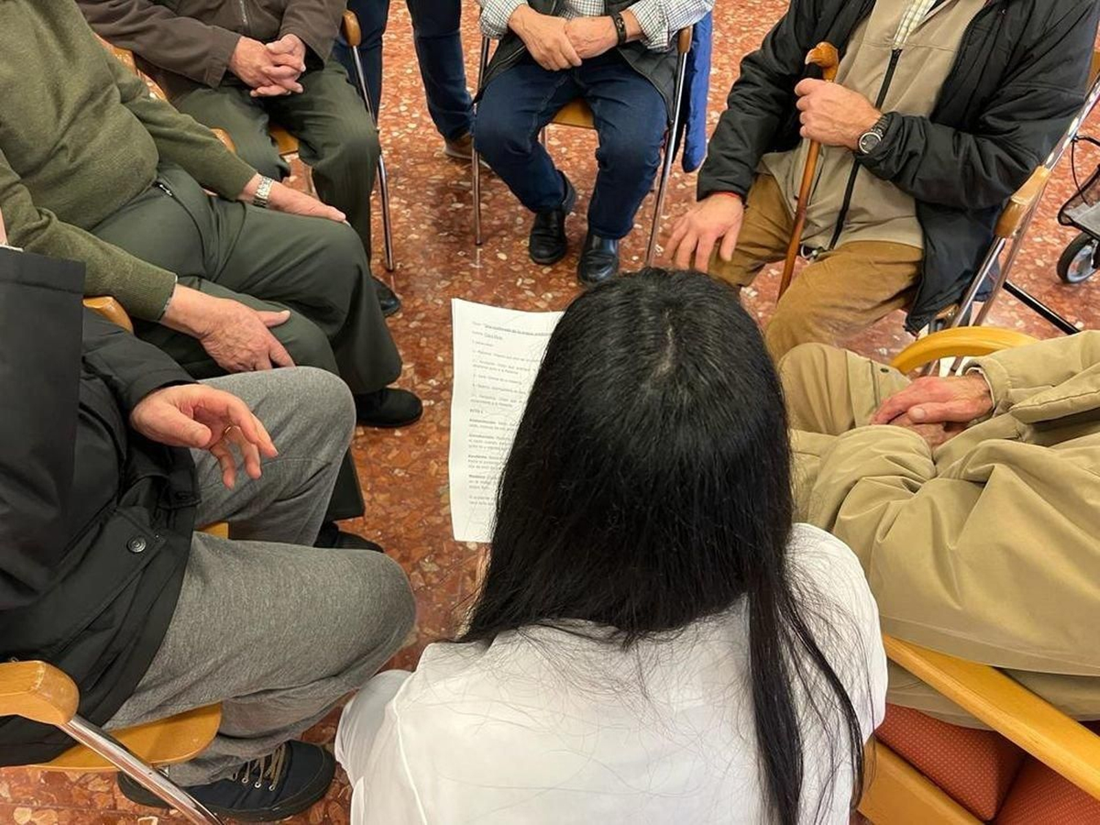 La educadora social Paula, con algunos de los integrantes del grupo de teatro.