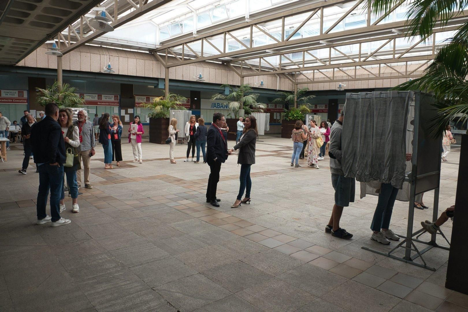 Ciudadanos de Vigo acudieron a votar en las elecciones europeas.