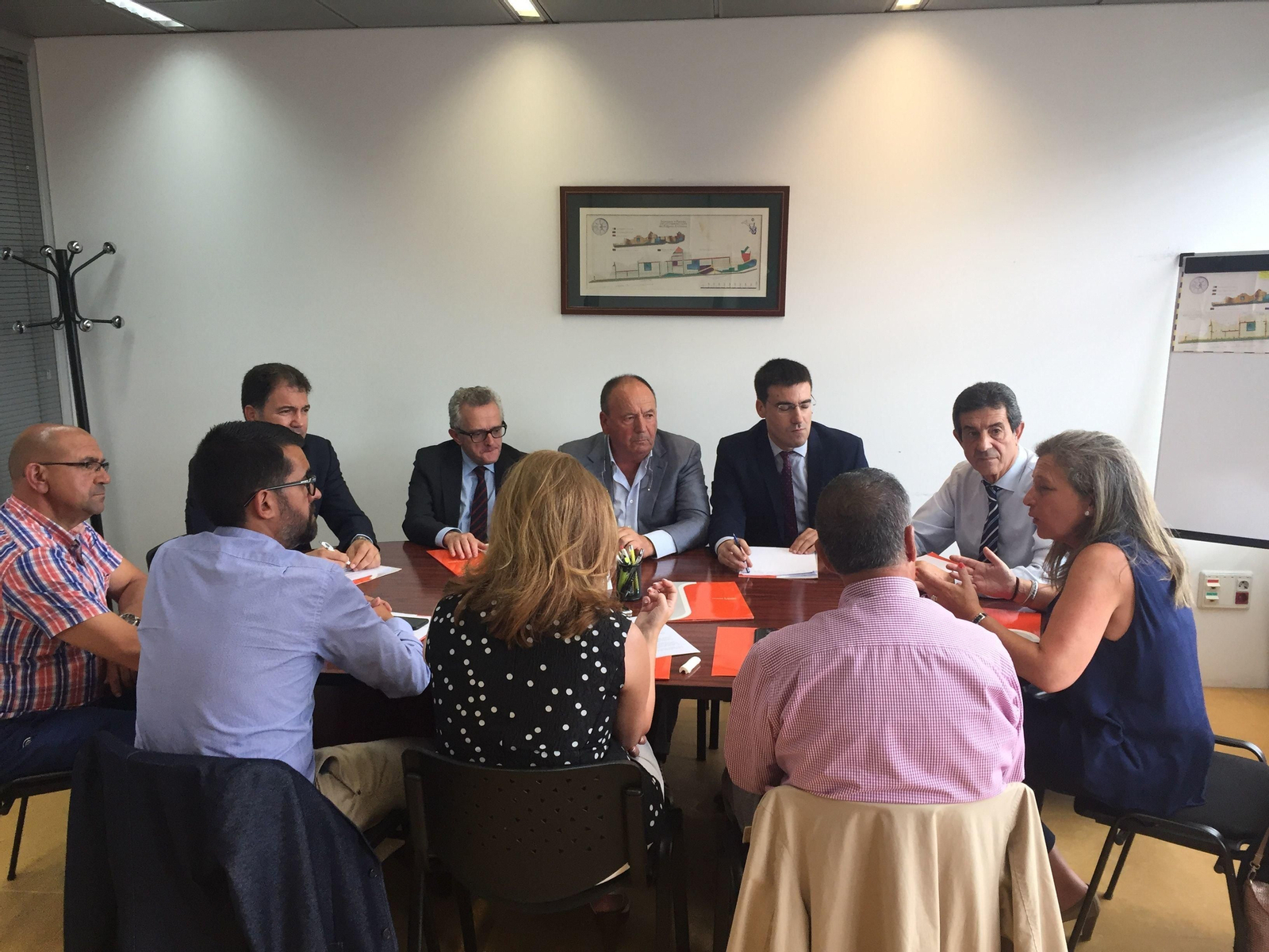 Teresa Pedrosa (1ª drcha), junto a Indalecio Cuevas, ayer en la reunión celebrada en A Granxa.