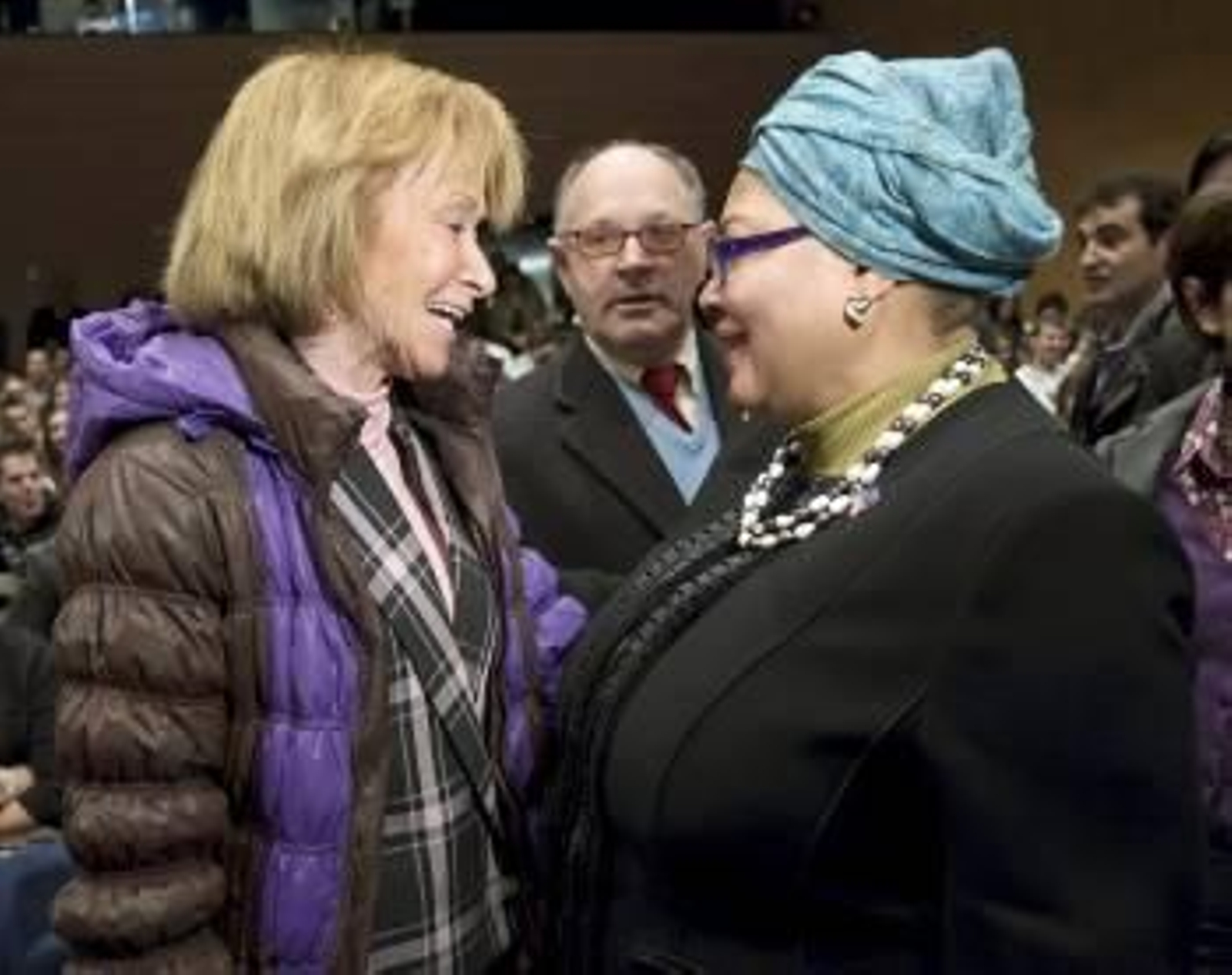María Teresa Fernández de la Vega (i) habla con la embajadora de Haití en España, Yollete Azor-Charles, momentos antes del acto de entrega del XII Premio Solidaridad que promueven los alumnos del colegio La Merced y San Francisco Javier de Burgos. EFE