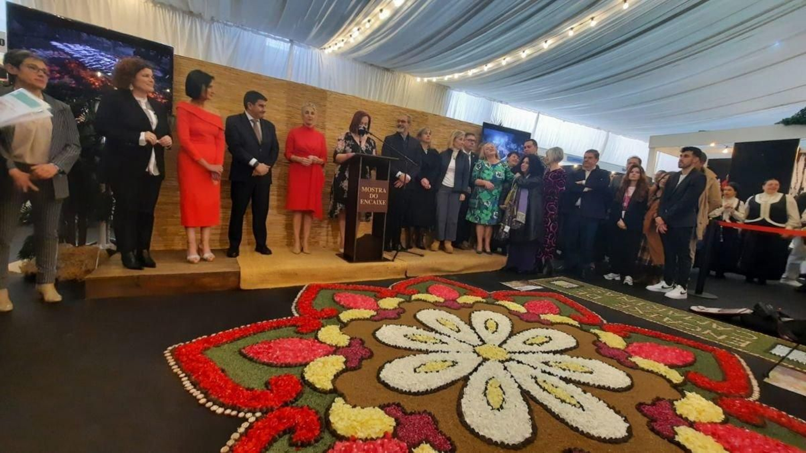 Alfombra realizada en Camariñas,  que admiró  Yolanda Díaz (4ª por la Izq), junto a la alcaldesa, Sandra Insua.