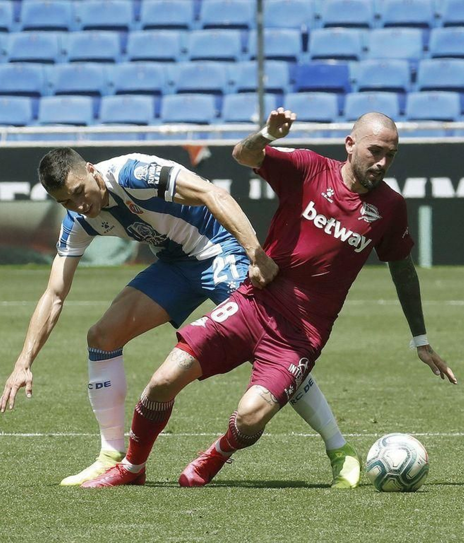Marc Roca disputa un balón con Aleix Vidal en el partido de ayer.