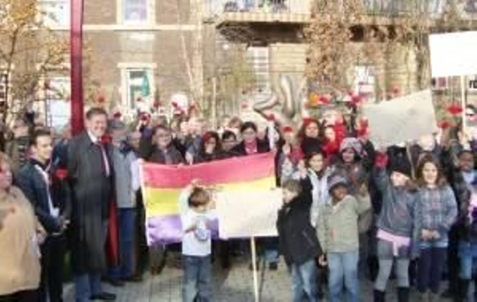 Autoridades y participantes en la parada final ante el monumento dedicado a los brigadistas internacionales.
