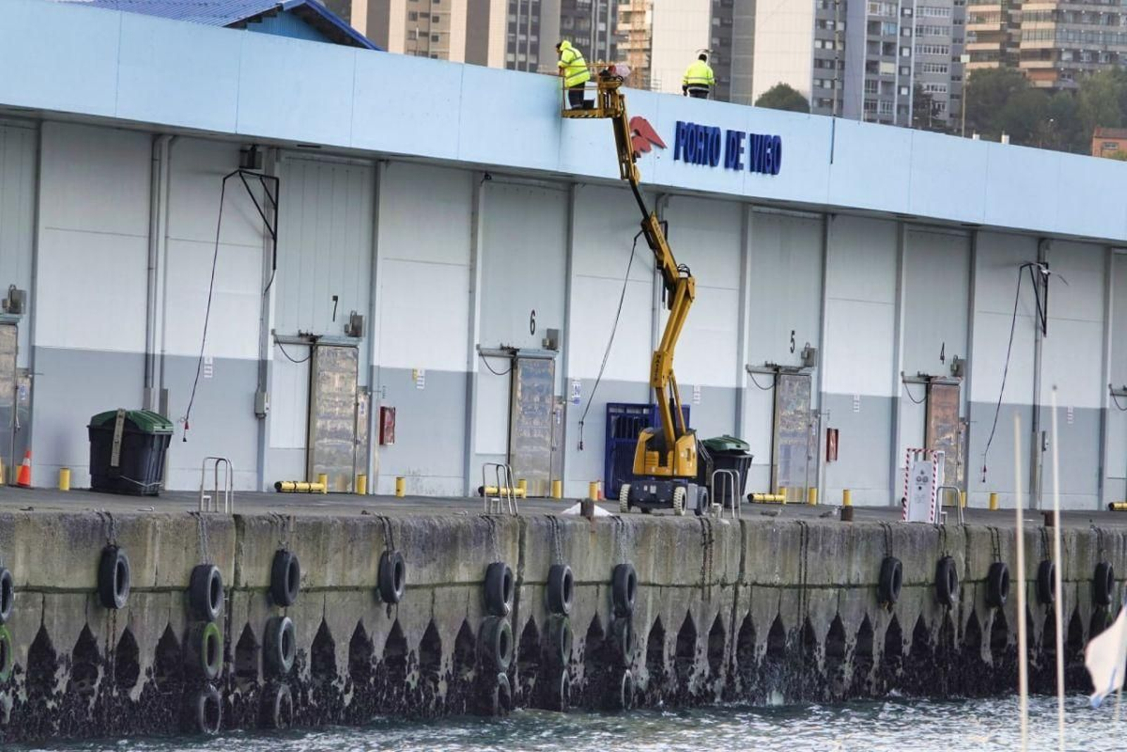 Operarios ayer haciendo reparaciones en la lonja del Berbés.