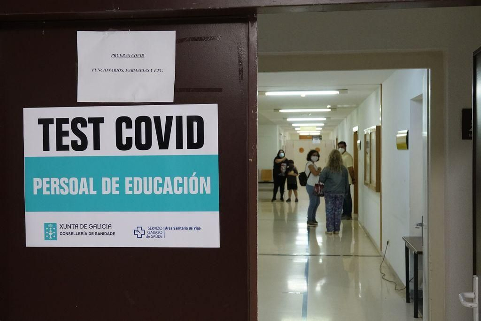 La antigua Unidad de Mama del Hospital do Meixoeiro concentra los test a los docentes.