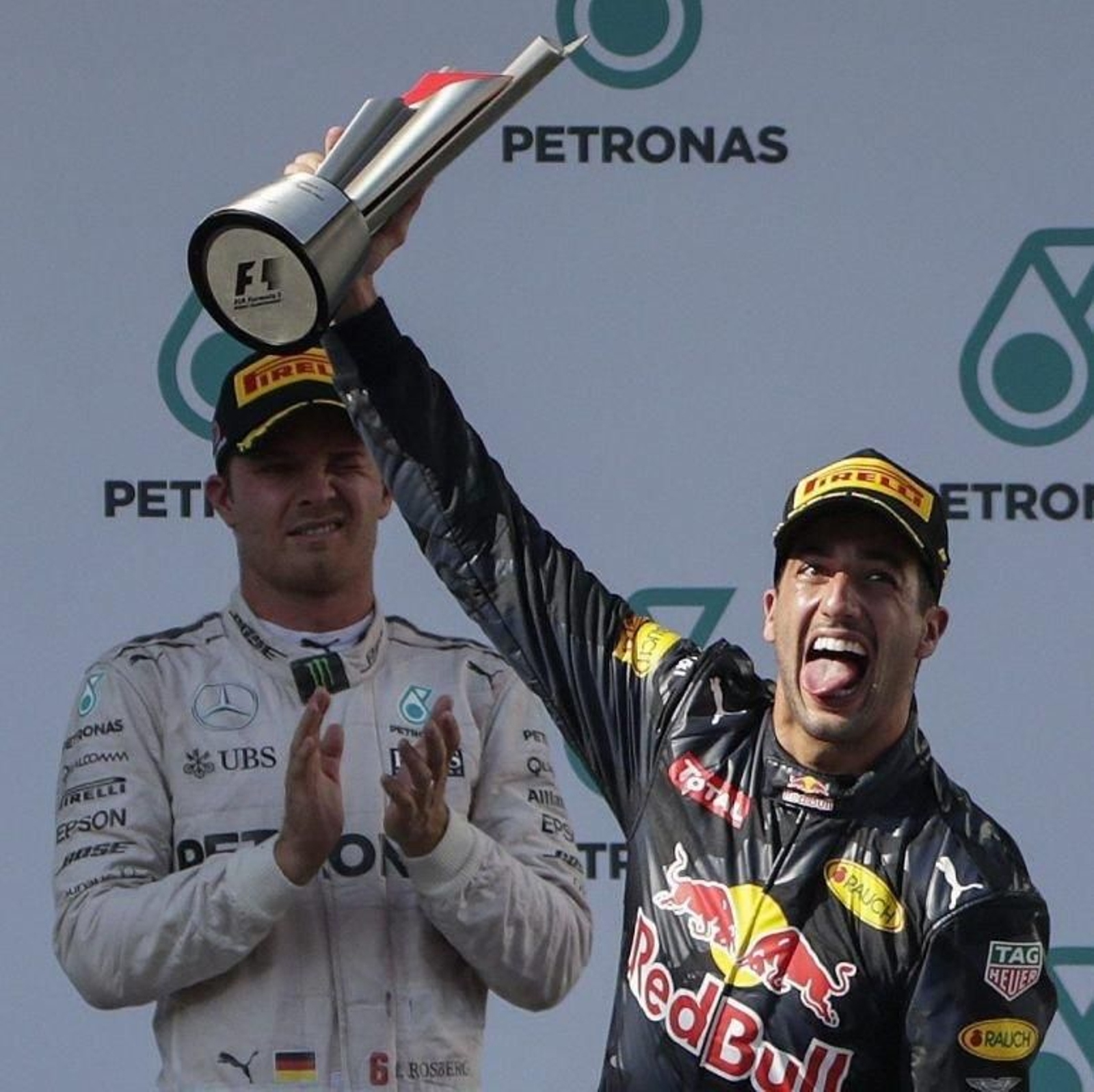 Ricciardo celebra su victoria en el Gran Premio de Malasia ante Rosberg, líder del Mundial.