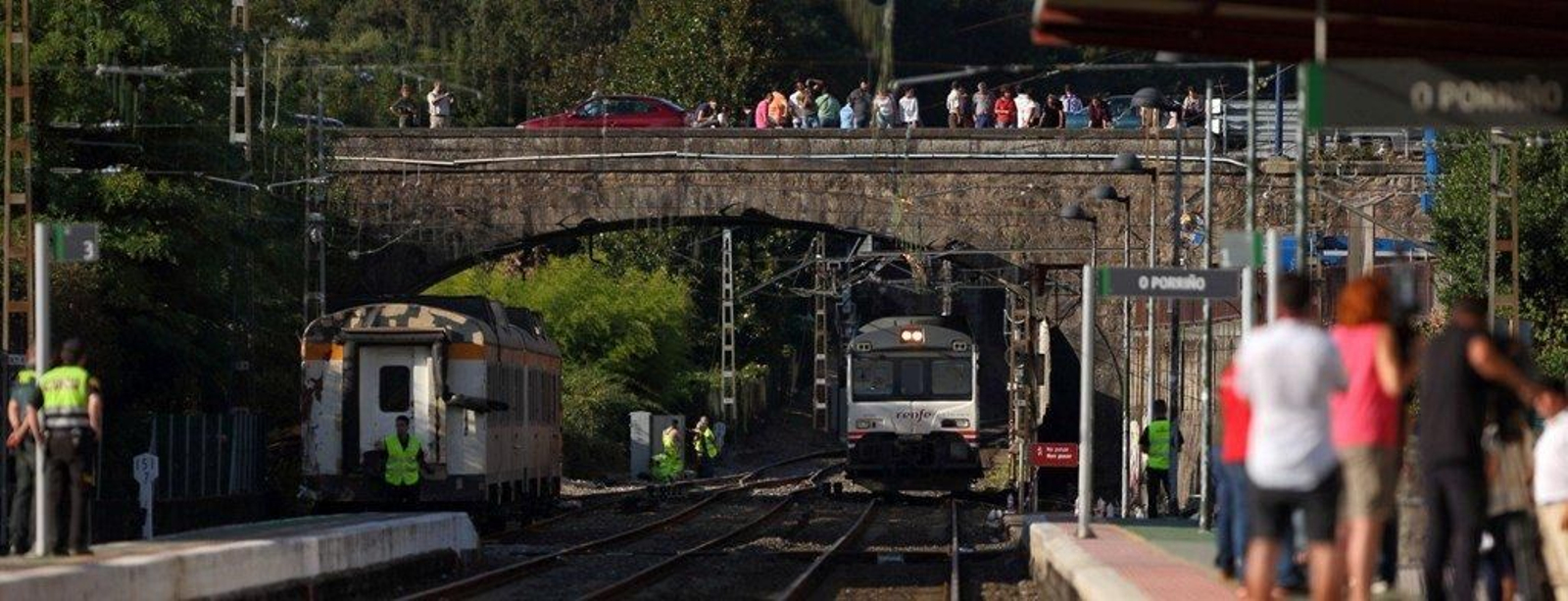 El tren Vigo-Valença, el primero en pasar por el punto del accidente de O Porriño  // Alberte