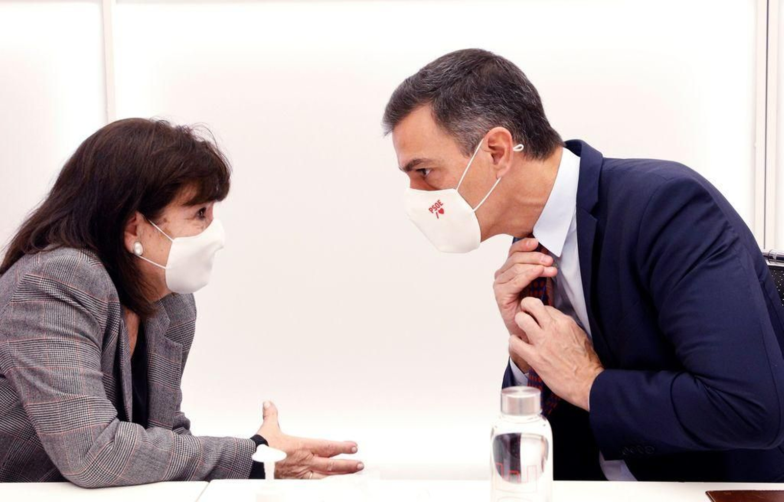 Sánchez conversa con Cristina Narbona, presidenta del PSOE, en la reunión de la Ejecutiva del partido.
