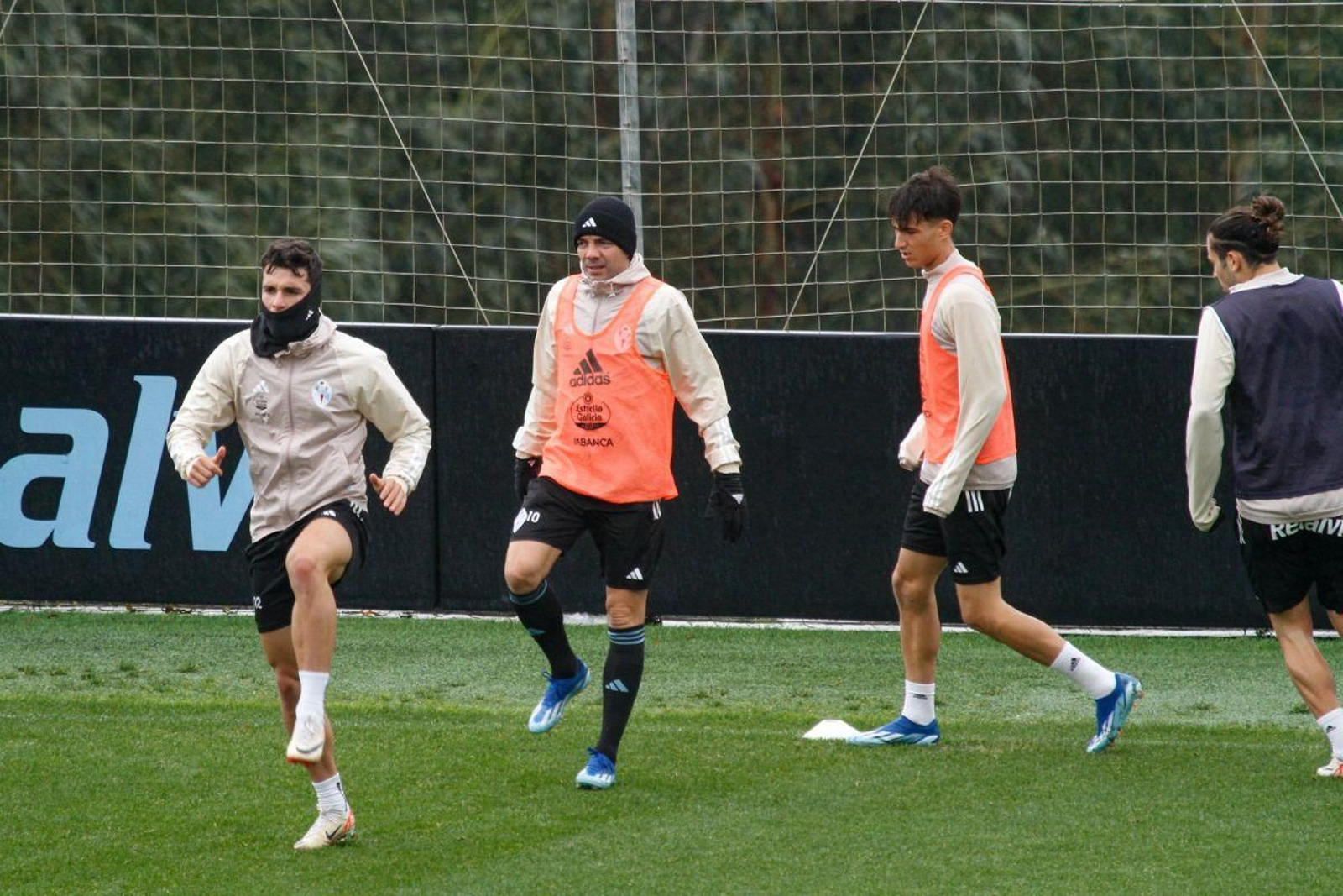 Douvikas, Iago Aspas y el canterano Javi Rodríguez, ayer, en el entrenamiento del Celta en Mos.