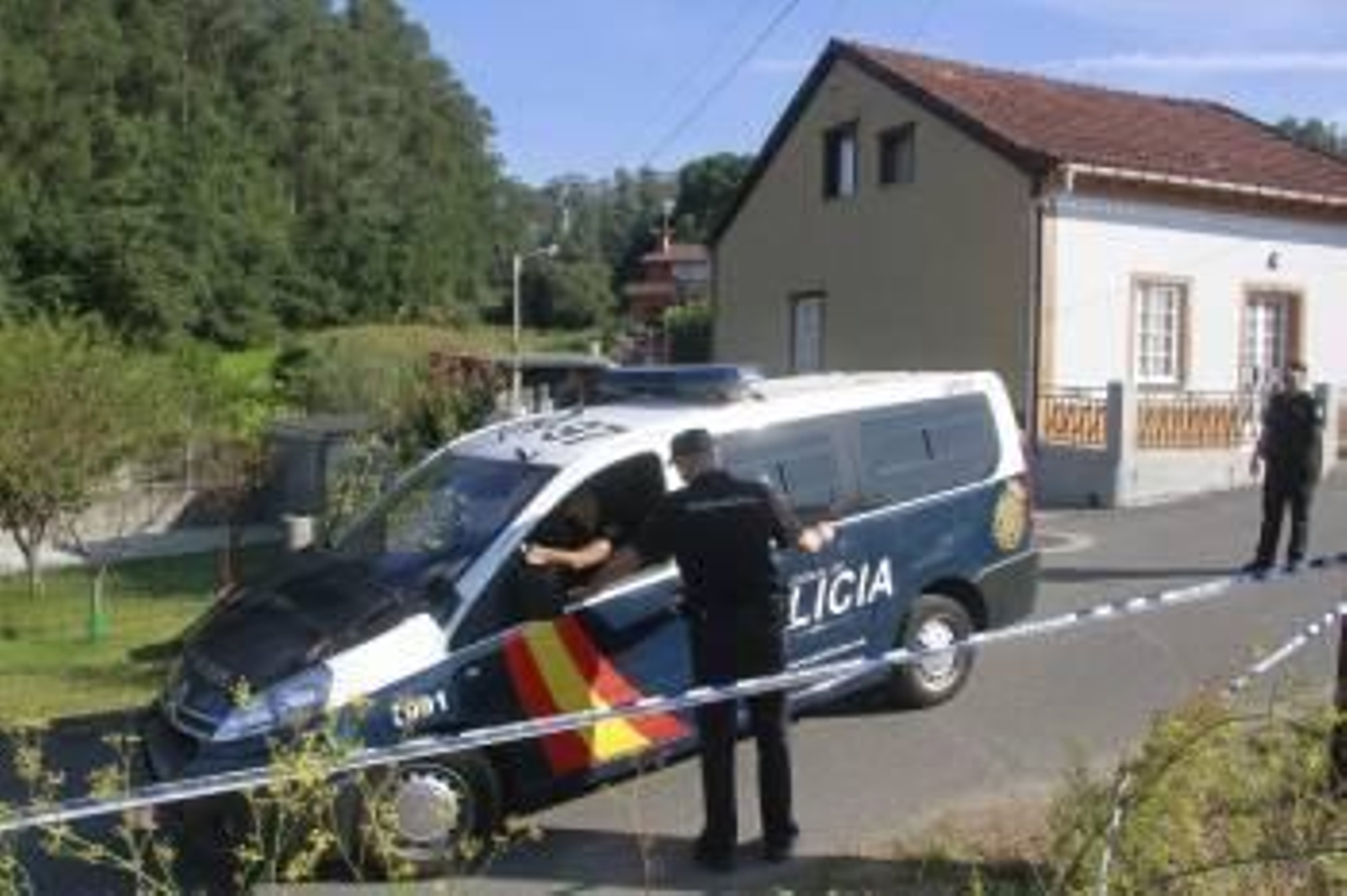 Agentes de la Policía Nacional, ante la casa en donde ocurrieron los hechos. (Foto: DIARIO DE AROUSA)