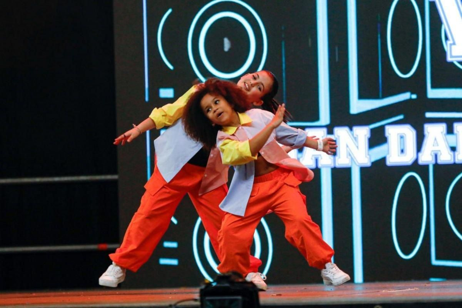 Dos jóvenes talentos bailando ayer en el Ifevi.