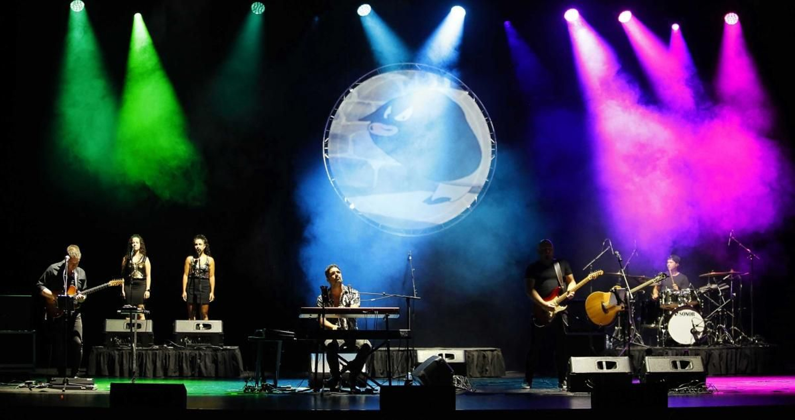 Actuación de una banda de rock.