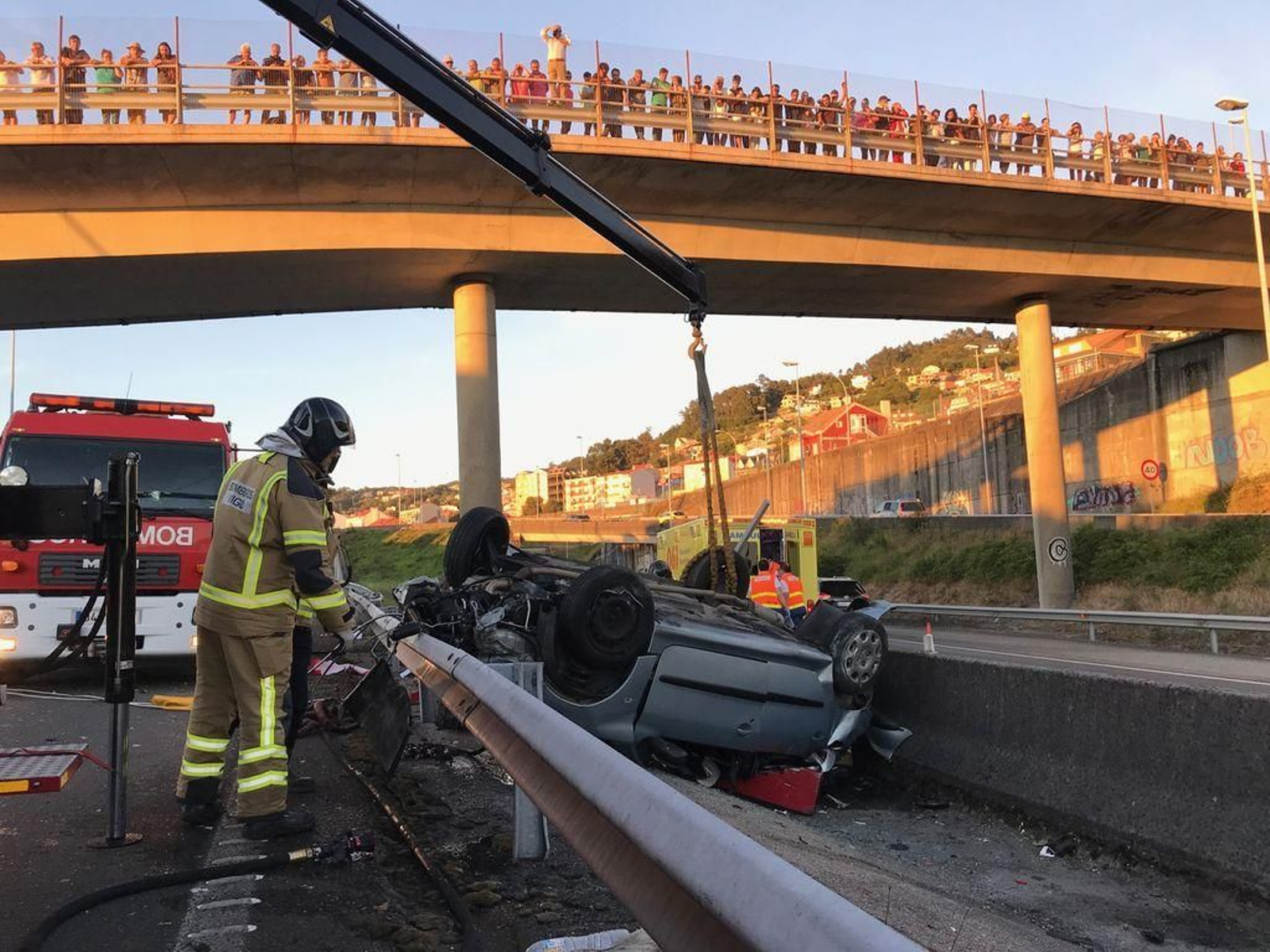 El coche quedó atrapado en la mediana tras salirse de la vía, chocar contra el guardarrail y una colunma.